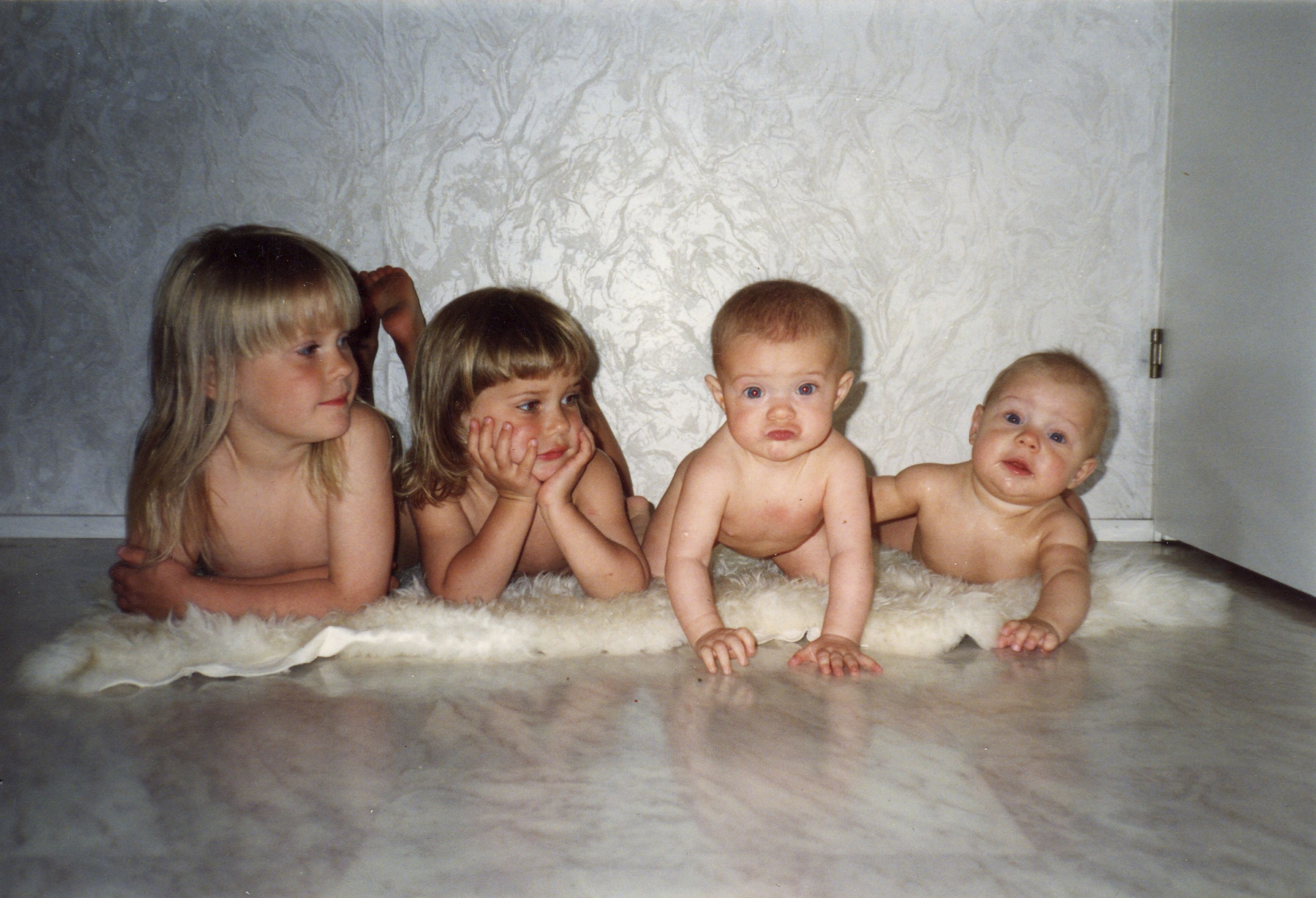 Janita, Jasmiina, Moona ja Miia. Kaksoset ovat puolivuotiaita.