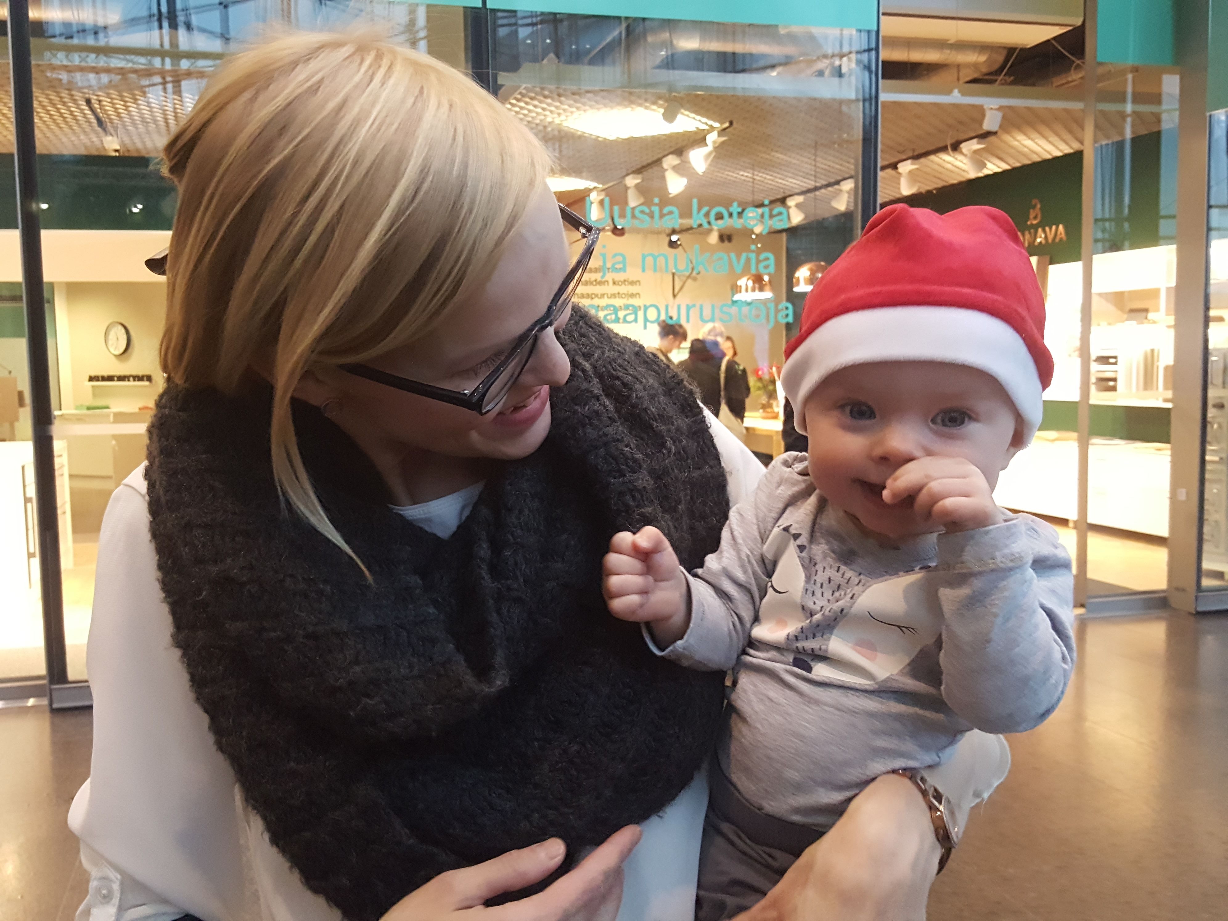 Pienimmät vieraat pysyivät äidin sylissä.