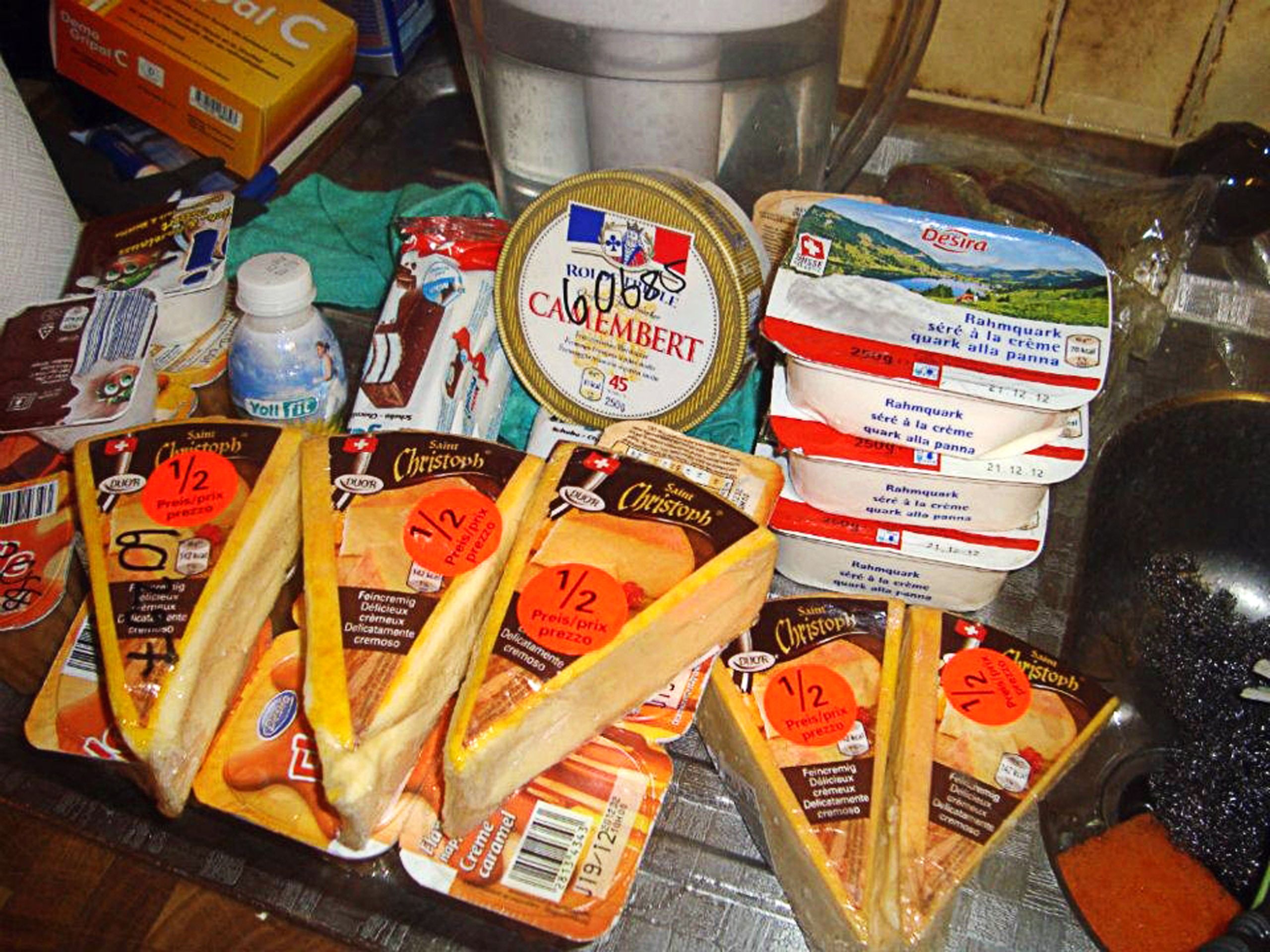 Murto-osa dyykatusta juustosaaliista toissa jouluna Sveitsissä.