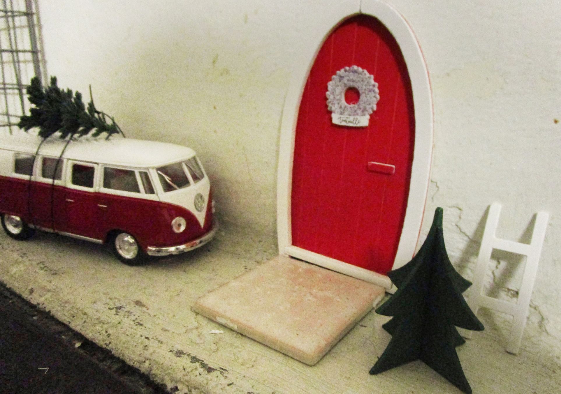 "Äitini toi ovitarpeet tuliaisena ja VW Kleinbussi ilmestyi kuin tyhjästä tuomaan joulukuusta." Minna Myllymäki