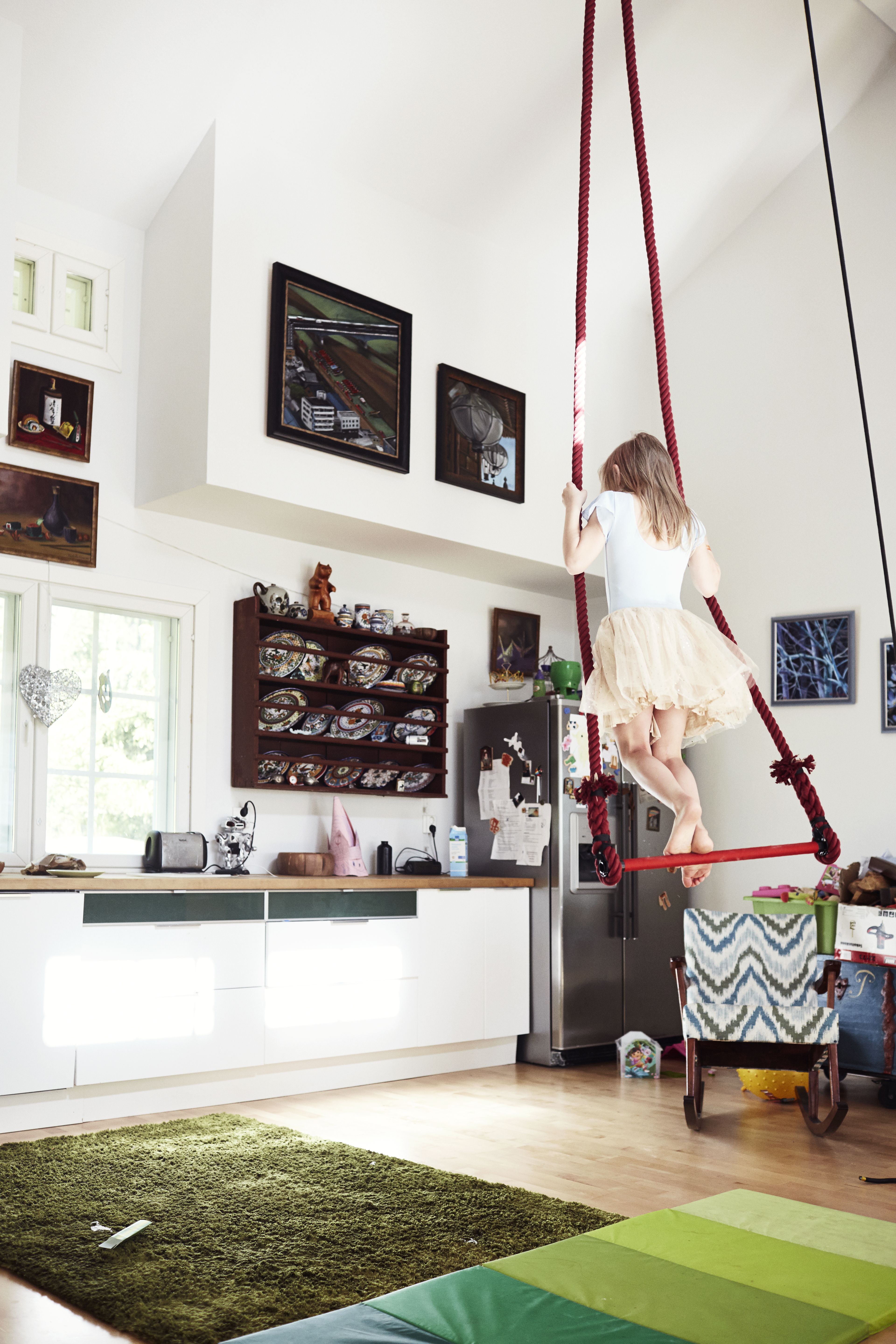 Olohuoneen kotistudio trapetseineen on nykyään lähinnä lasten käytössä.