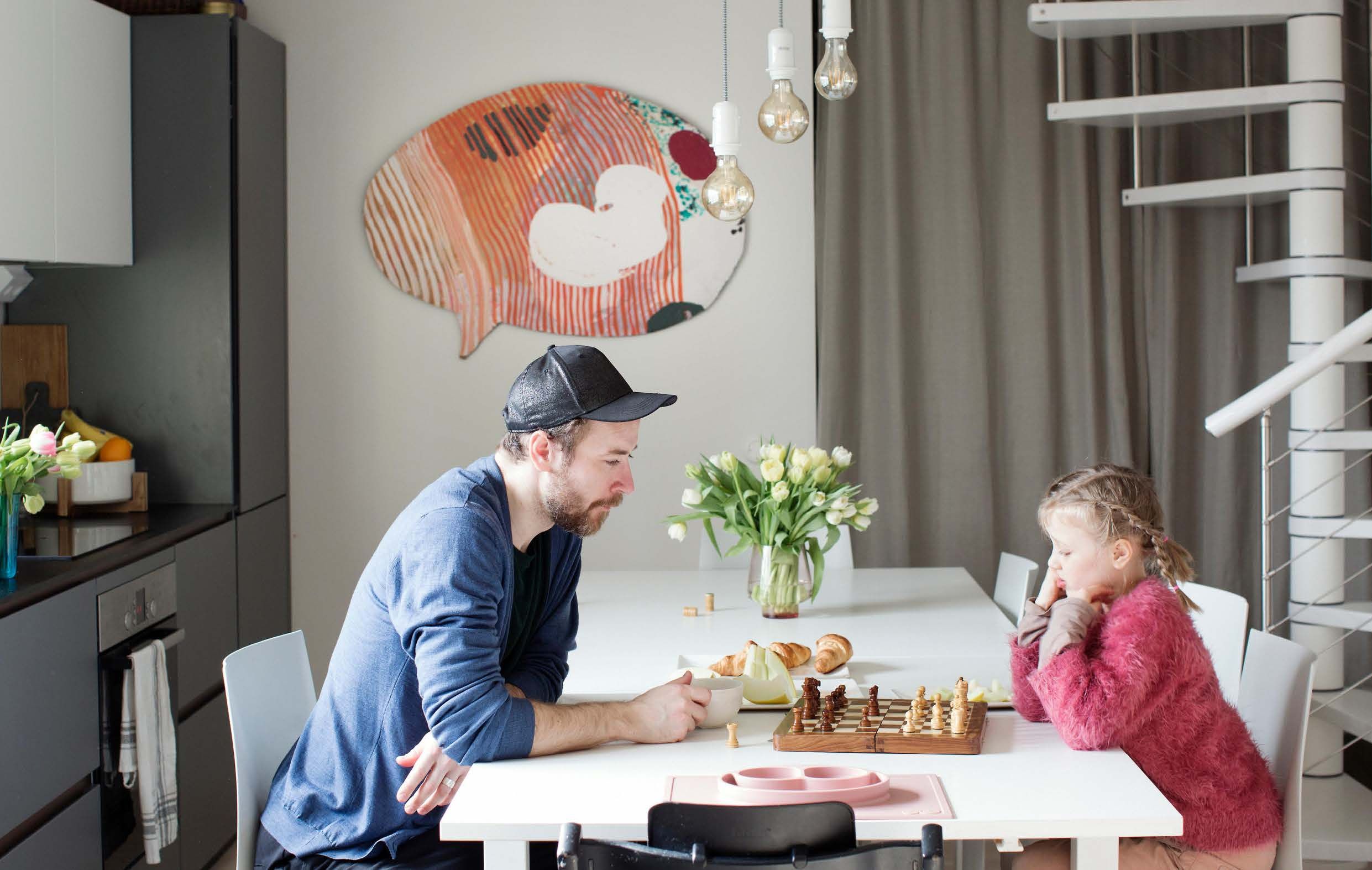 Andrius on kotoisin Liettuasta, missä käsityötaitoja arvostetaan. Hän teki itse kodin paneloinnit, asensi lattiat ja maalasi seinät. Sirot portaat ovat italialaisen Fontanot’n valmistamat. Puhekupla on Lotta Eskon taideteos.