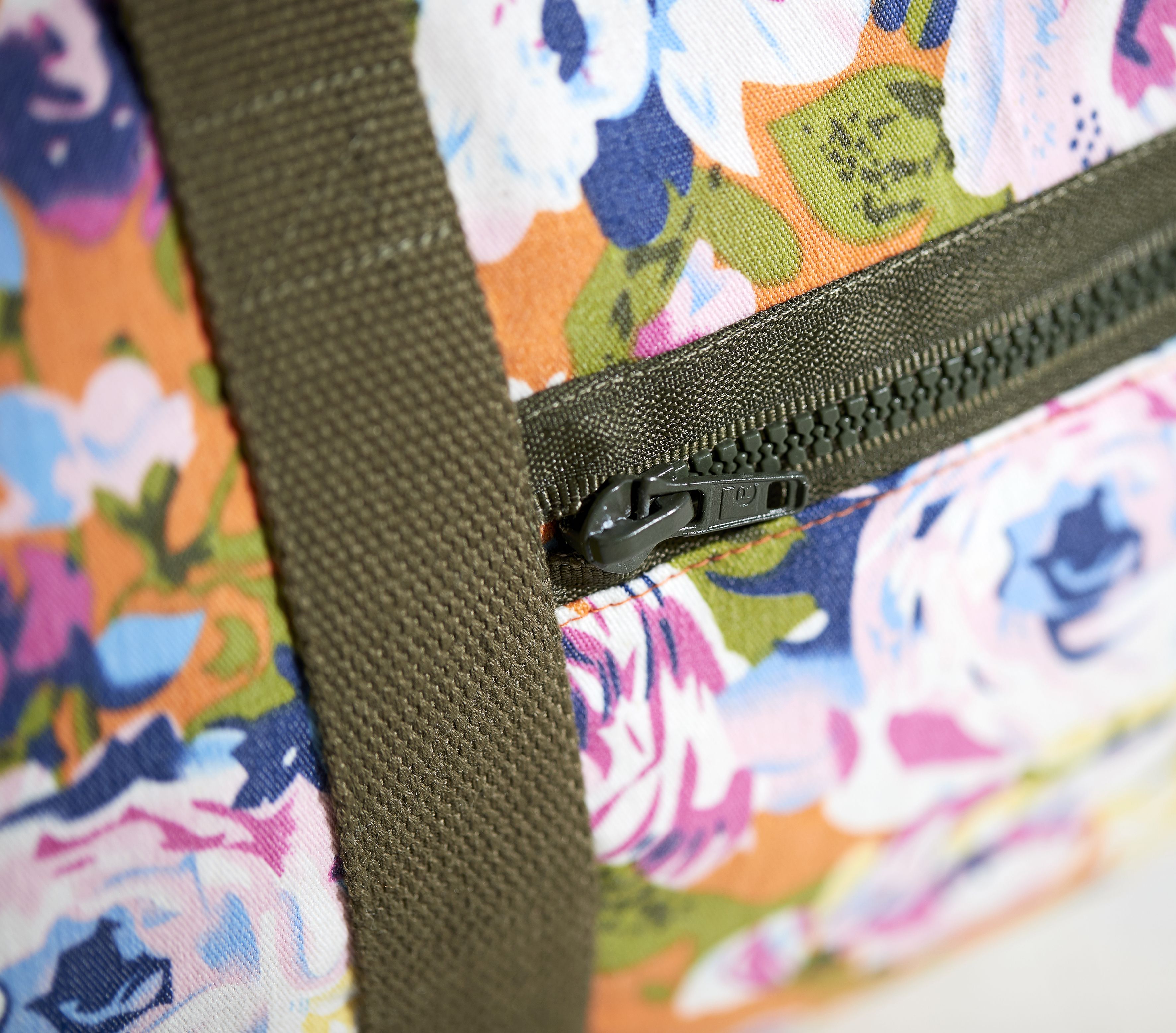 Jätä taskuvetoketjun toinen kangasreuna näkyviin. Taskun pystysivut ovat piilossa hihnojen alla.