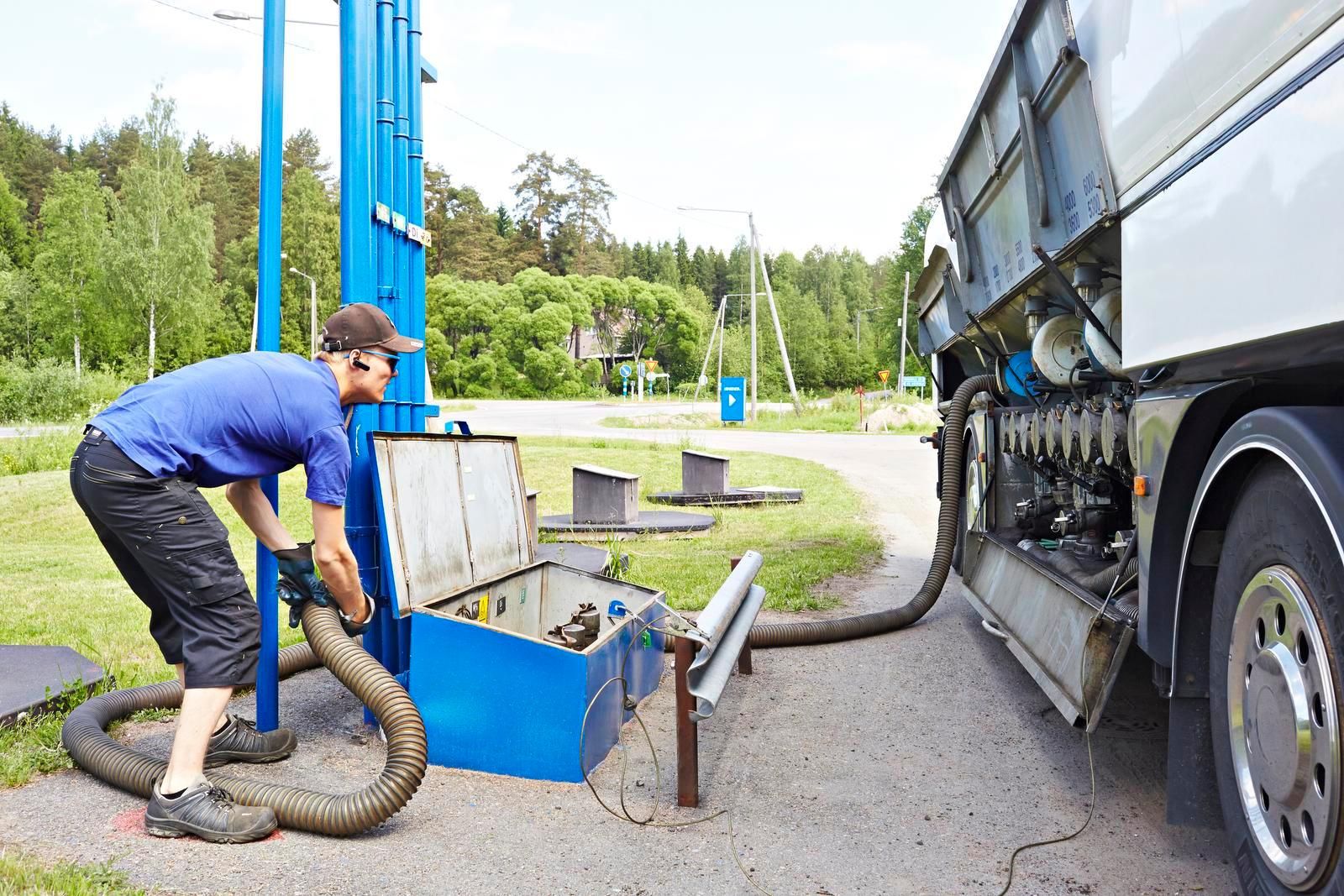 Urheilemaan Atte ei ehdi, mutta säiliöauton tankkaaminen käy voimailusta.