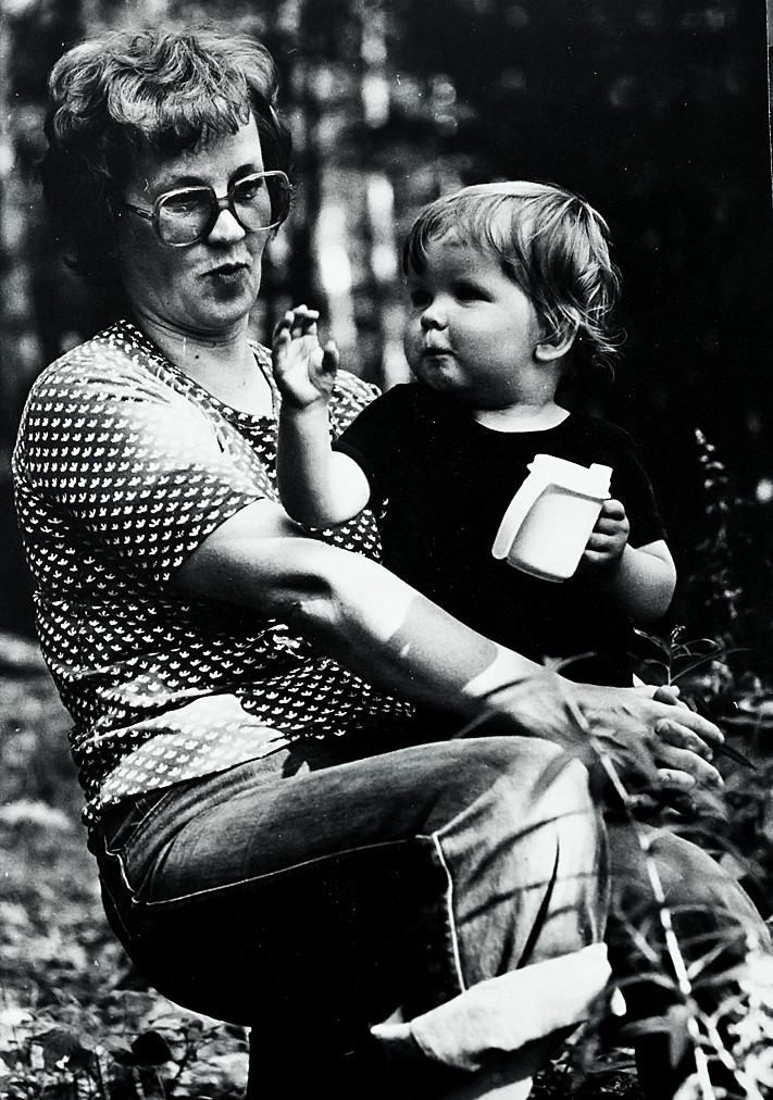 Istun äidin sylissä kesämökillämme Kerkonkoskella. Mökki oli koko perheelle rakas paikka.