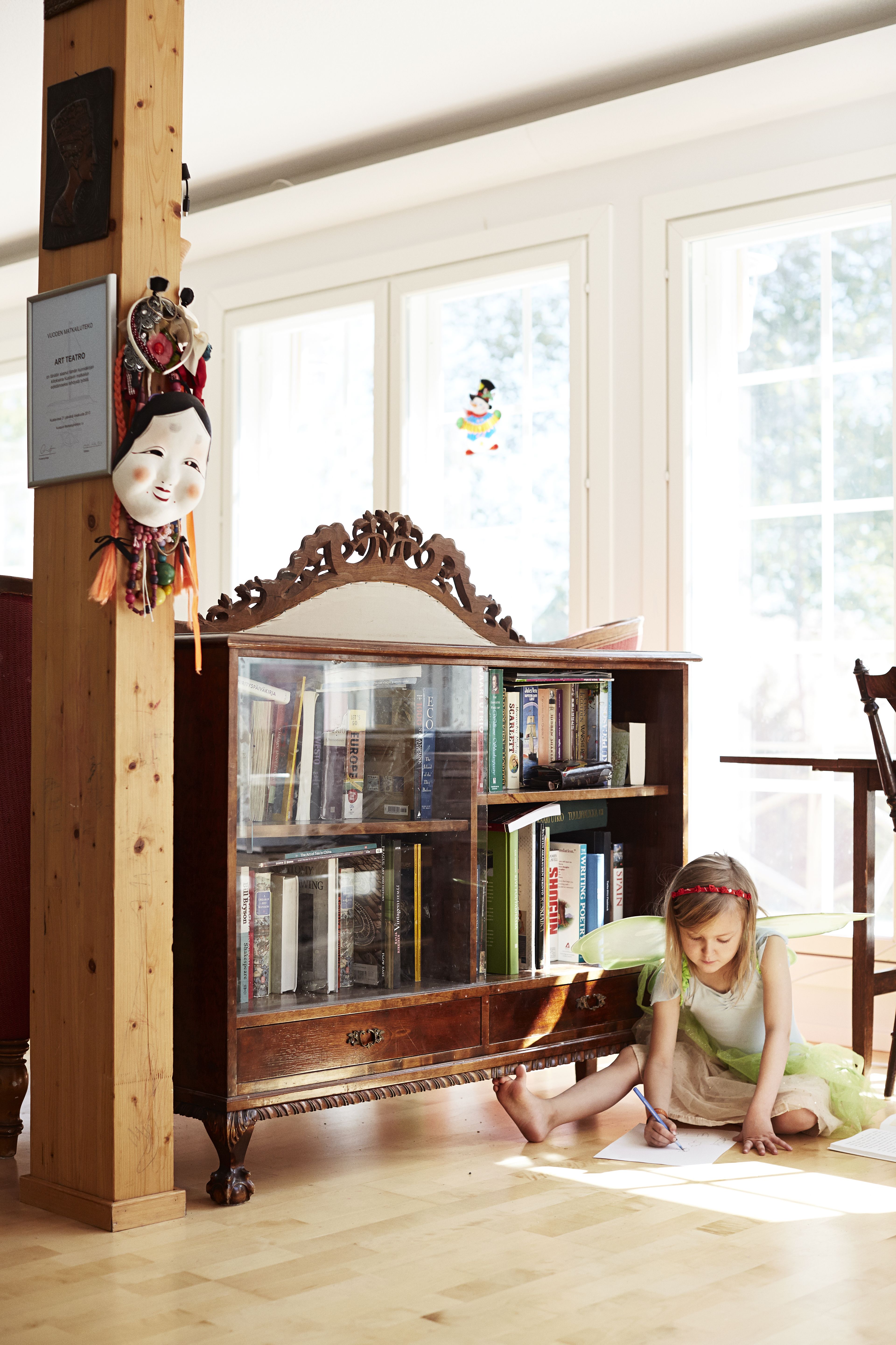 Saafa matkii mielellään vanhempiaan. Asut vaihtuvat lennossa ja uusi esitys on aina valmiina.