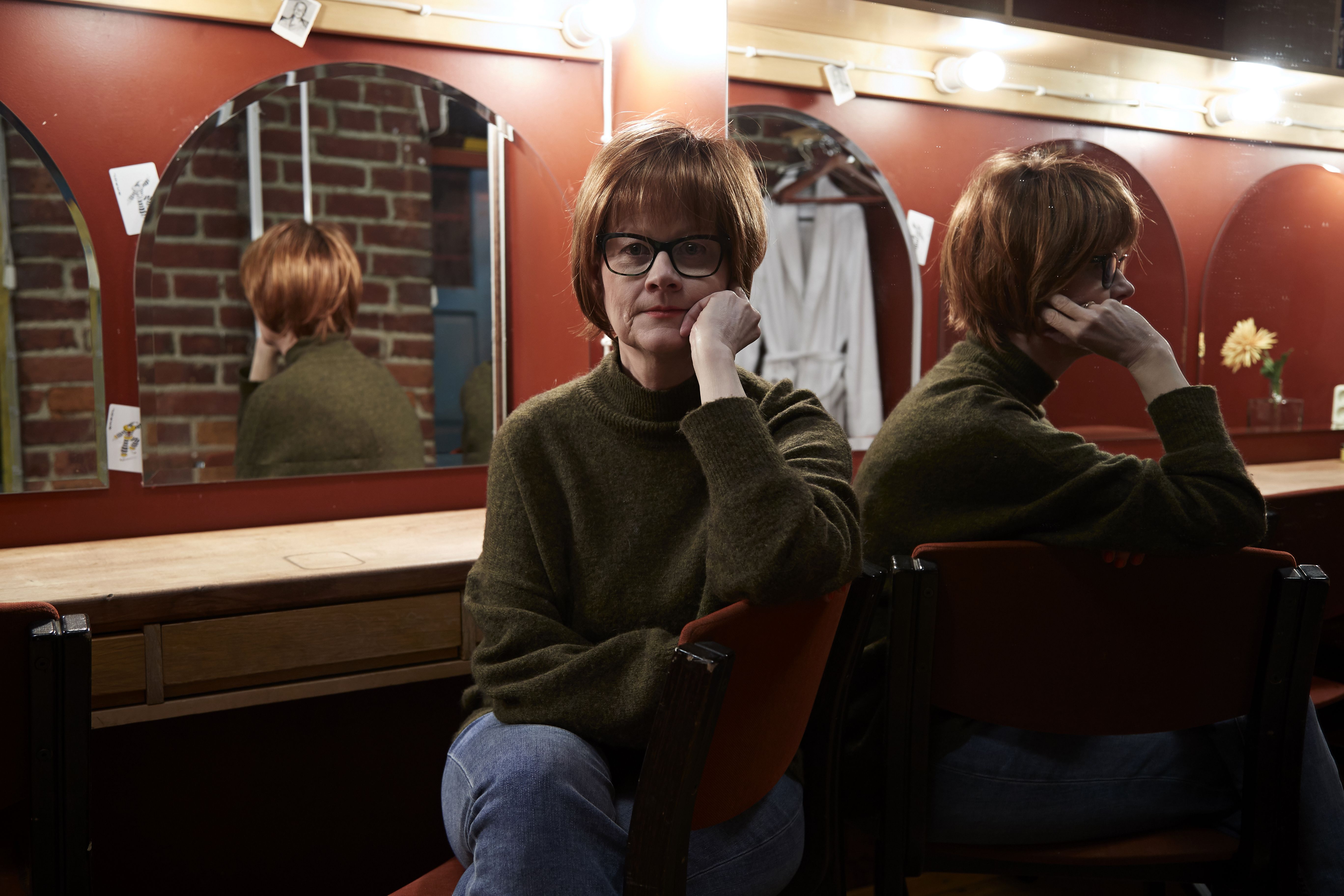 Moni luulee Lilliä iloiseksi ja positiiviseksi ihmiseksi. ”Oikeasti olen kroonisesti masentunut, mutta musta, brittiläisen kuiva huumorintajuni pelastaa.”