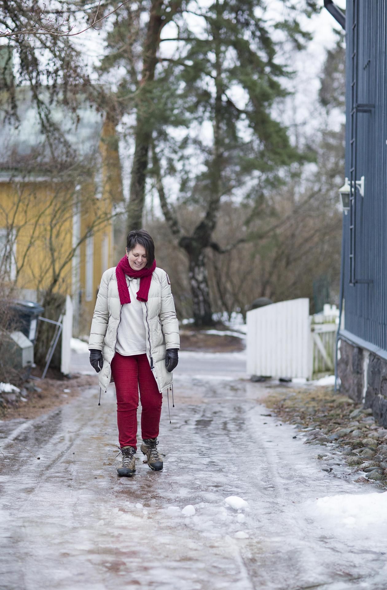 ”Jokainen saa joskus itsensä kiinni siitä, että kauheata, minähän olen ihan kuin meidän äiti tai isä. Juuri ne ärsyttävimmät piirteet sieltä lyövät läpi”, Marianna Stolbow sanoo.