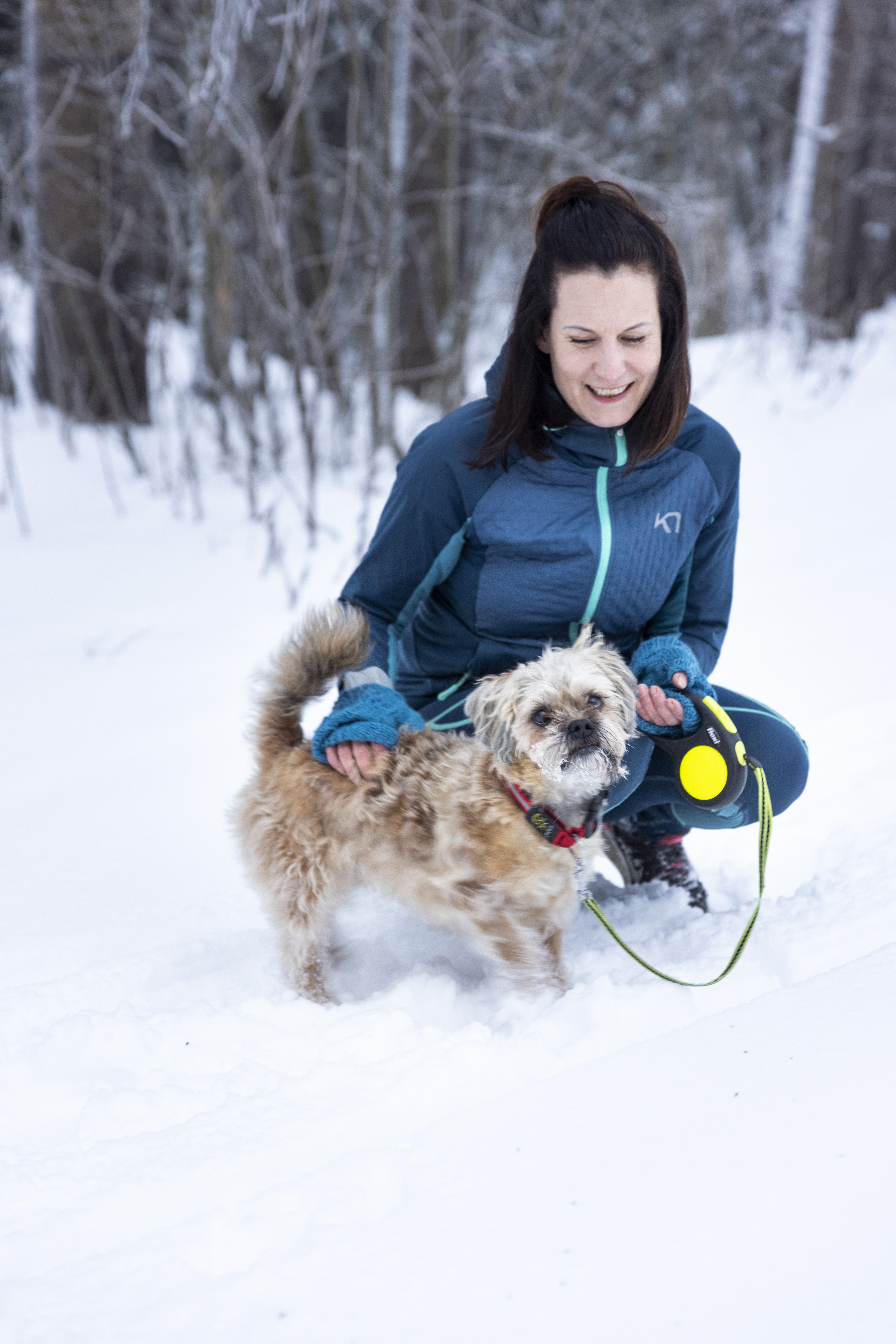 Metsä ja koira ovat Hannamarille hyviä tapoja ladata akkuja. Hannamarin silmäterä on 8-vuotias borderterrieri Brändi.