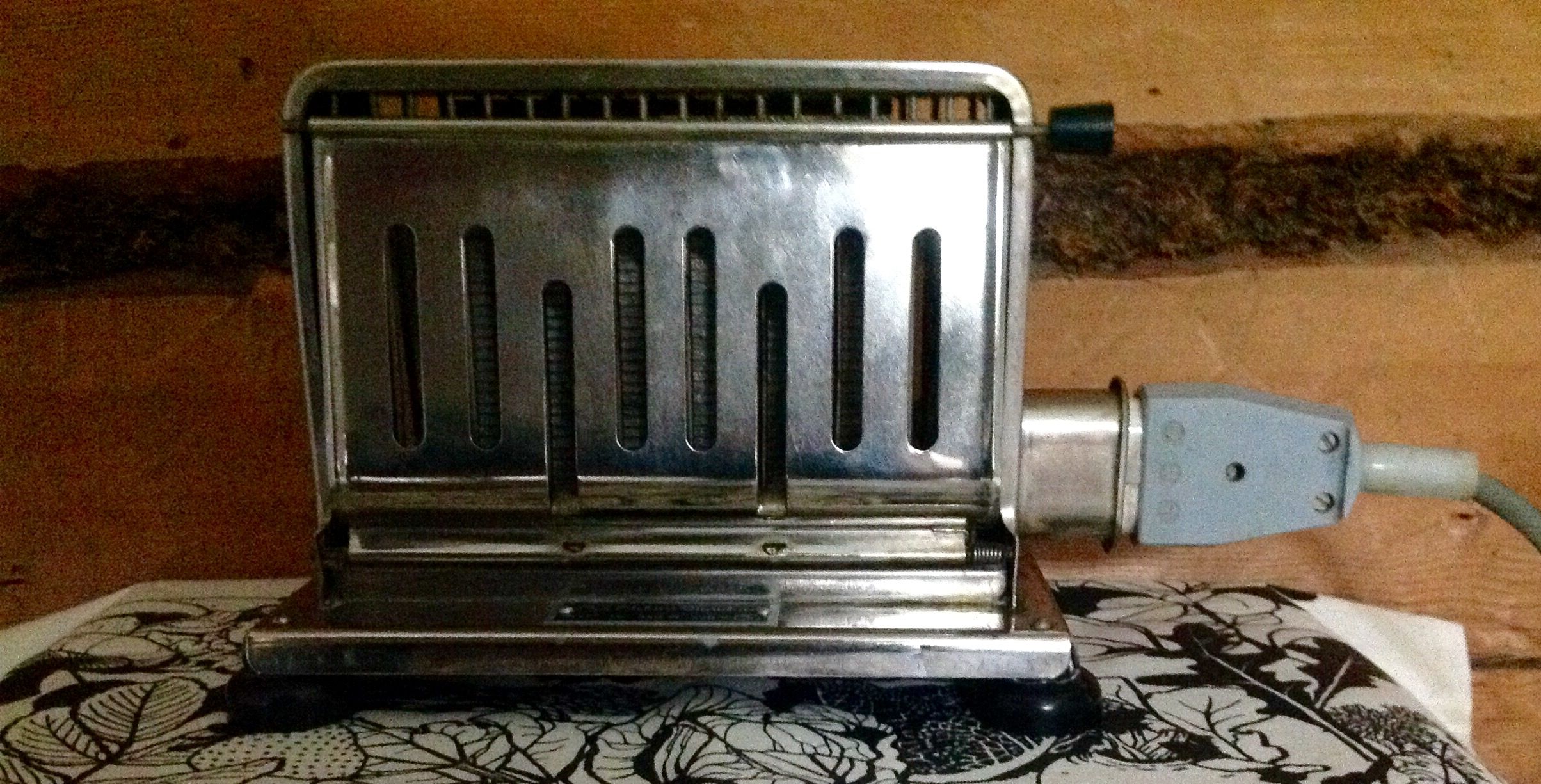 "Sain vanhan paahtimen rakkaalta työtoveriltani kesäpaikkaani vanhaan maalaistaloon. Se ilahduttaa edelleen kesäaamujen kahvihetkiä kauneudellaan ja mukavilla muistoilla antajastaan." – Sinikka