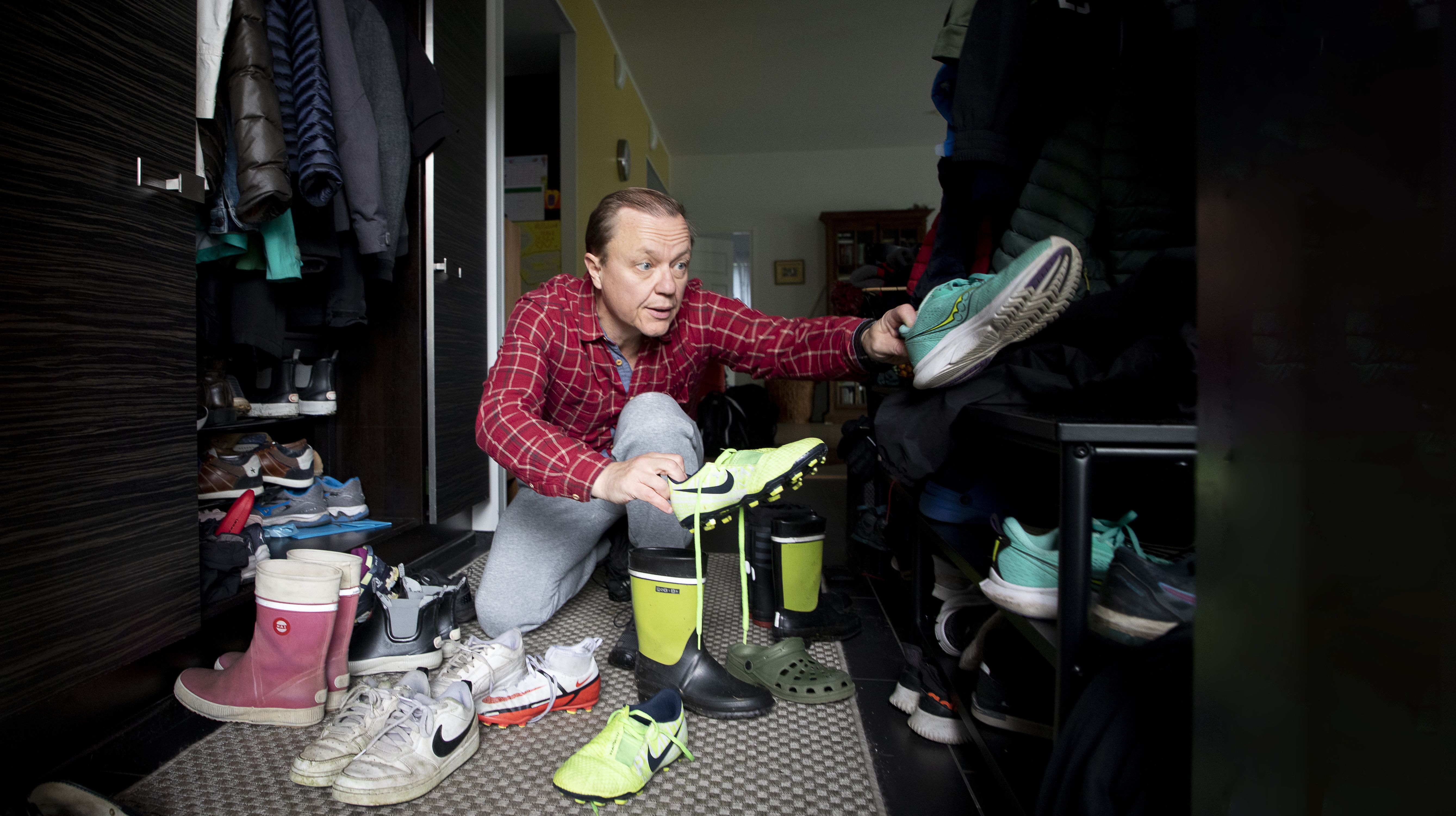 Eteisessä riittää kenkiä, kun kotona asuu neljä urheilevaa poikaa.