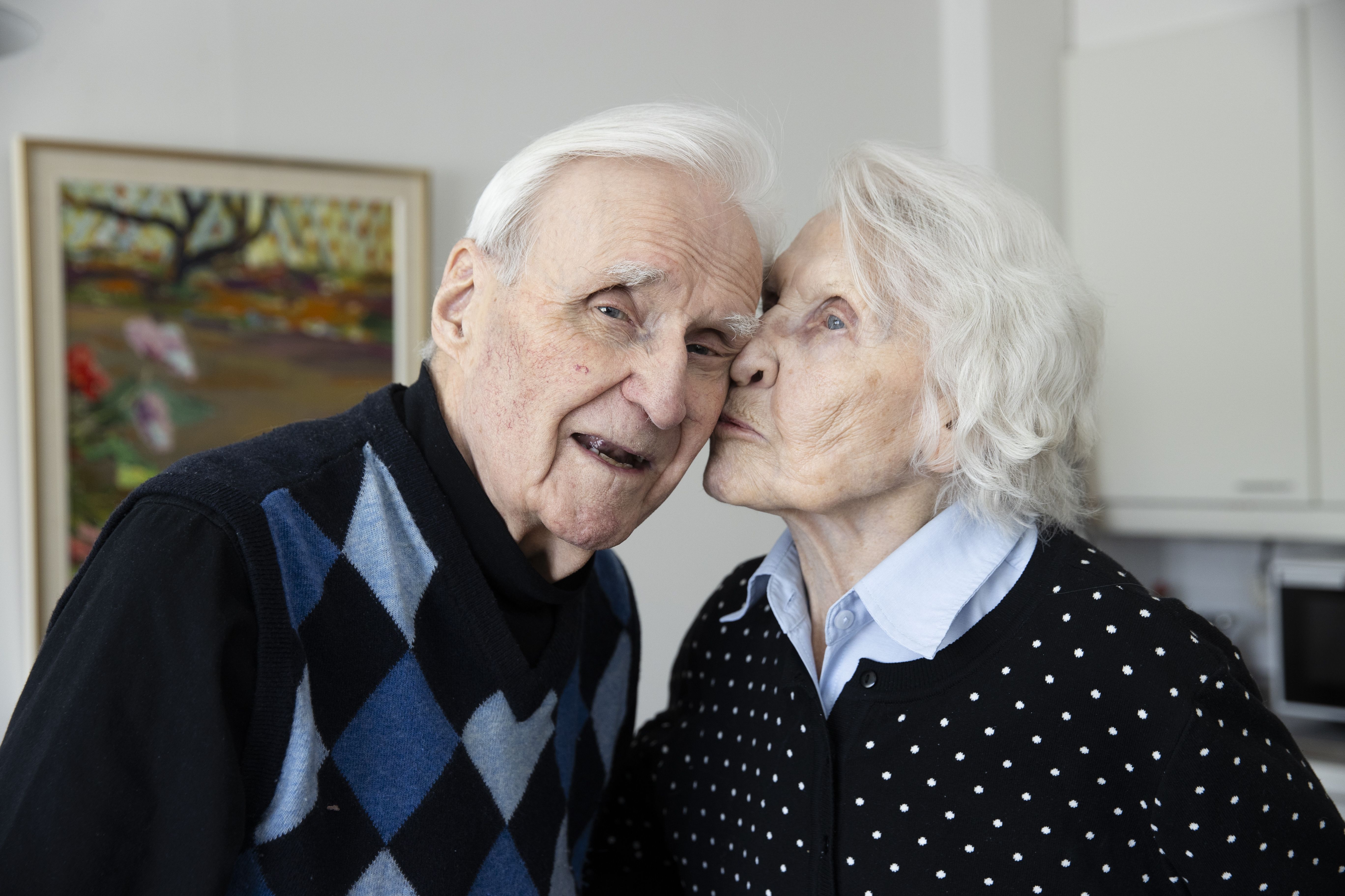 ”Meille pitkä liitto on selviö, vaikka elämä ei ole ollutkaan pelkkää ruusuilla tanssimista”, Riitta sanoo. ”Meillä on ollut onnellinen elämä”, Jaakko säestää.