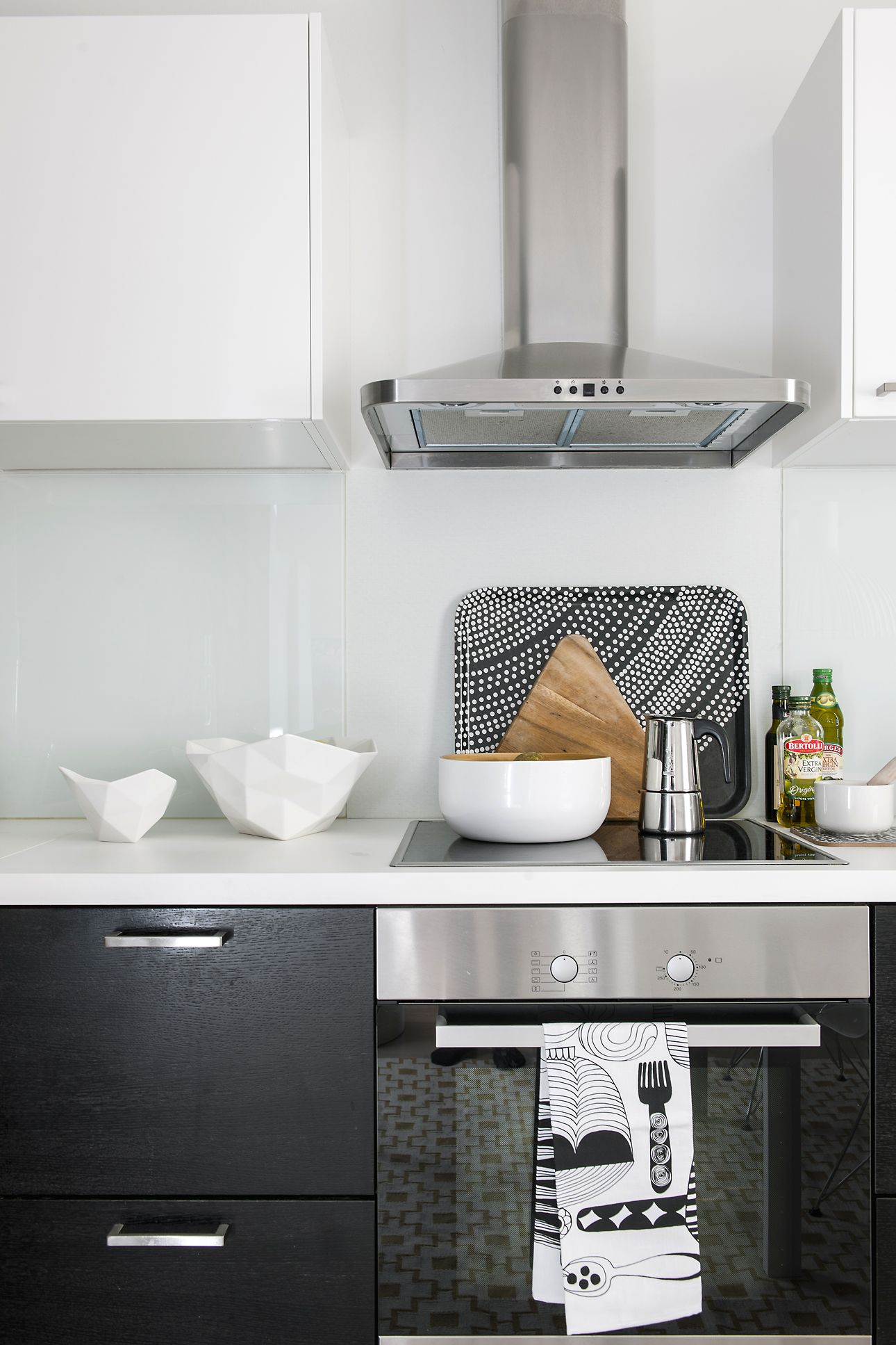Mustavalkoiseen Domuksen keittiöön sopivat Marimekon mustavalkoiset astiat, tarjotin ja keittiöpyyhe.