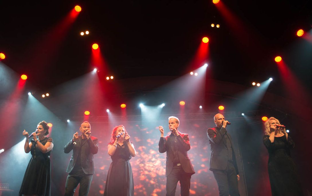 "Kun mä sinut kohtasin, oli ilta ihanin." Lavalla Rajaton eli Essi Wuorela (vas.), Hannu Lepola, Soila Sariola, Ahti Paunu, Jussi Chydenius ja Virpi Moskari.