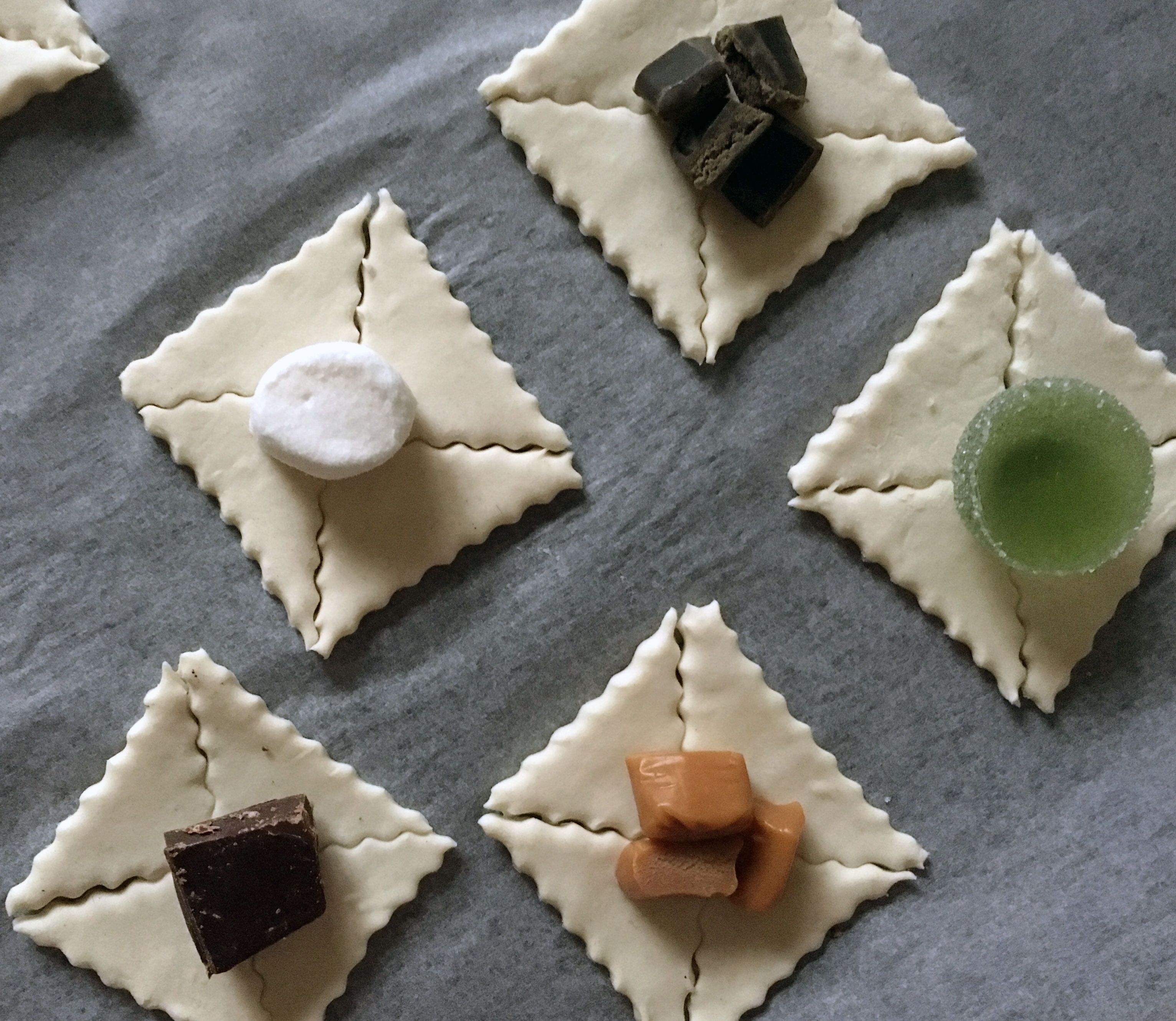 Karkkitortut onnistuvat parhaiten minikoossa. Aseta marmeladikuula sileä pinta ylöspäin ja pilko toffeet hieman pienemmiksi.