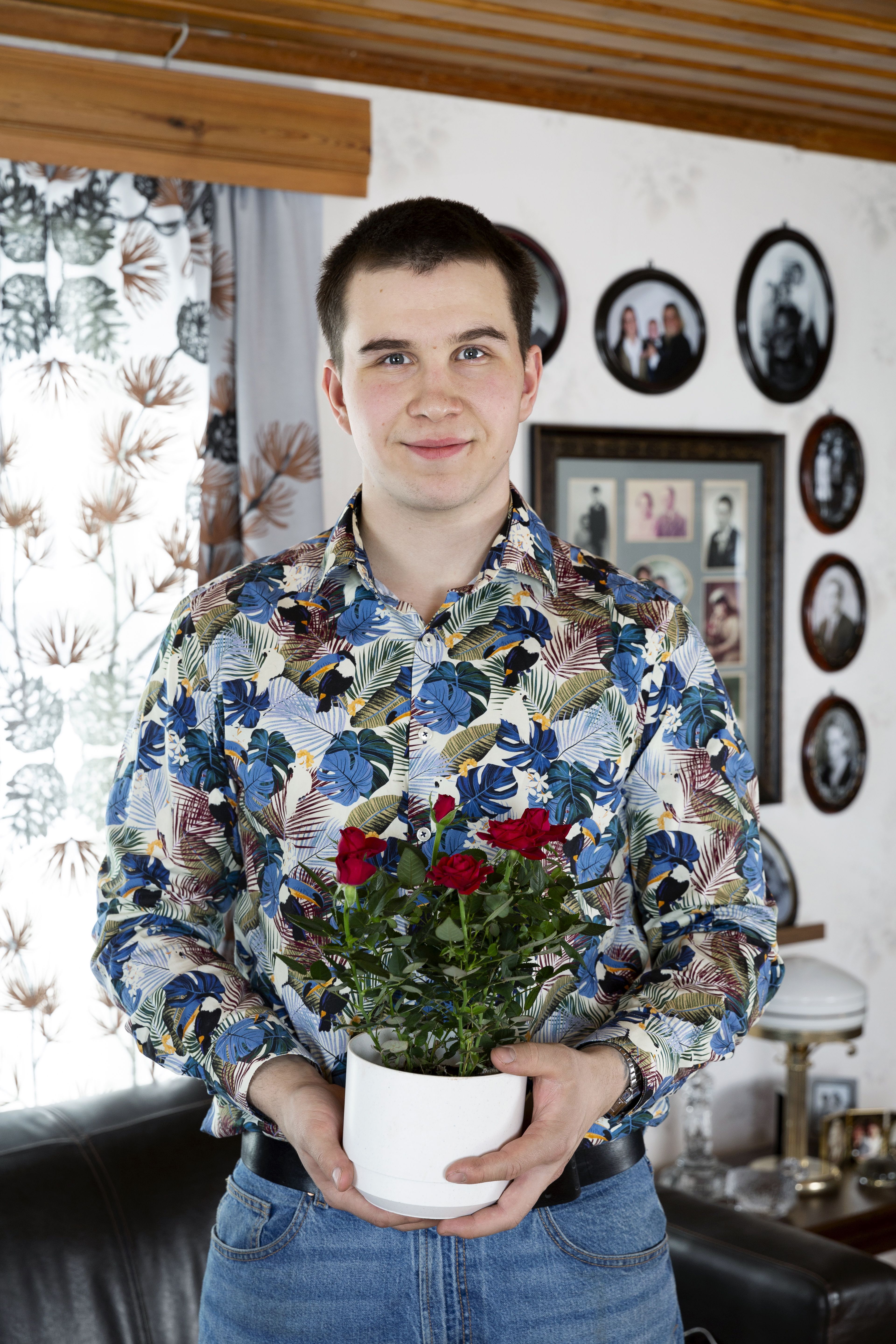 Antti vie Birgitta-tädilleen ruusun joka äitienpäivä.