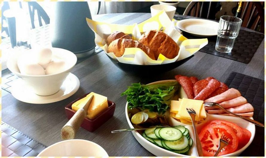 Paras aamiainen syntyy itse tehdyistä lämpimistä sämpylöistä ja tuoreista täytteistä. Namskis! - Hilma