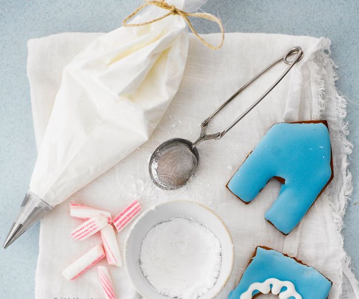 Voit levittää pikeerin seinään pienellä veitsellä. Koristeluun käy pursotinpussi, jossa on pieni tylla. Teesihvilällä loihdit lunta tomusokerista.