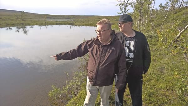 Juha sanoo oppineensa välirikosta Artun kanssa kaksi asiaa: ”Yksi: riitely on turhaa. Kaksi: miksi en tehnyt suoraan lastenlapsia, ne ovat paljon helpompia.” Kuvassa he ovat vuonna 2017 Enontekiöllä rannassa, jossa Juhan oma isä Aatto hukkui kalareissulla.