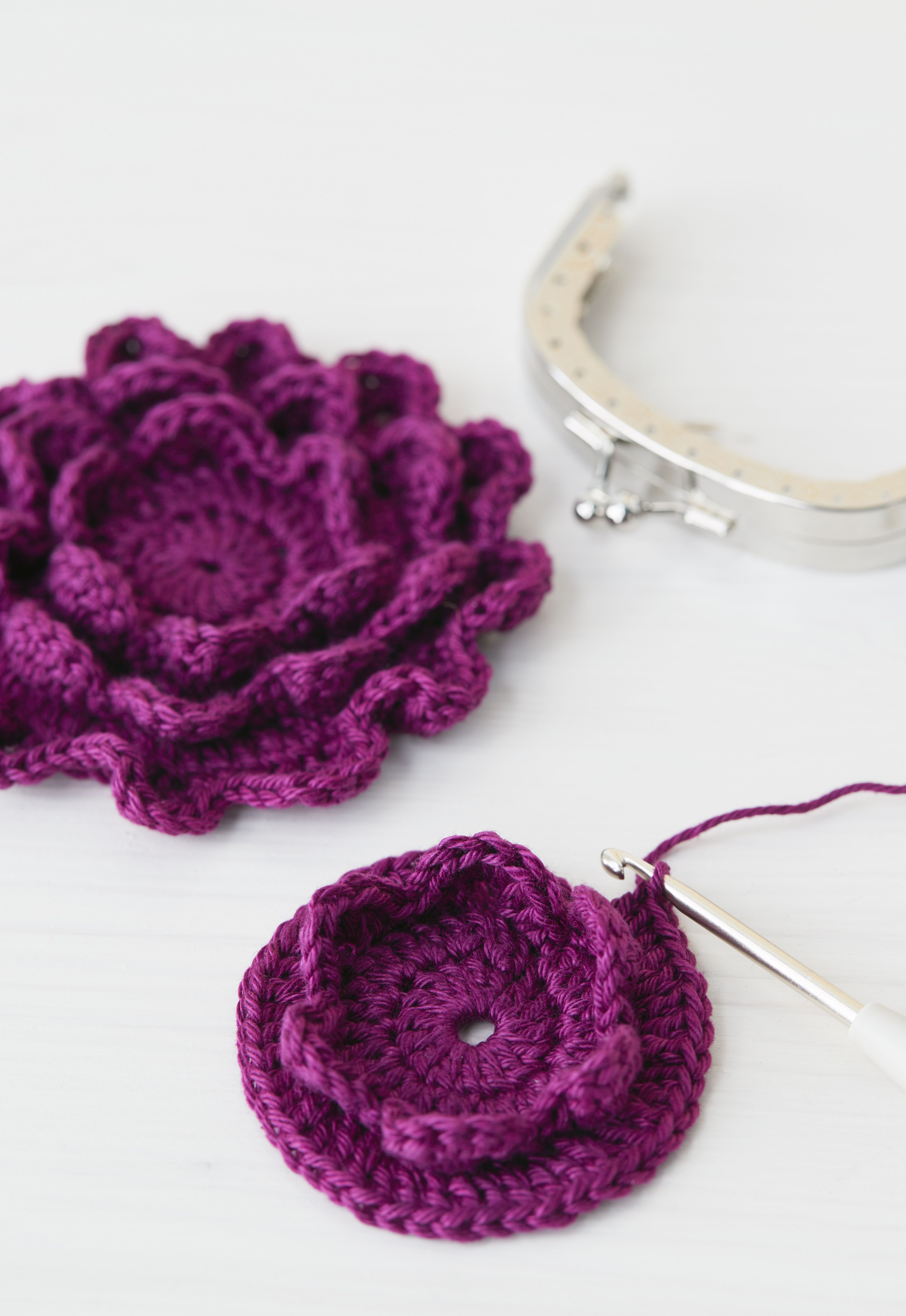 Tee joka toisella kerroksella pelkkiä pylväitä ja virkkaa ne edellisen pylväskerroksen takareunaan.