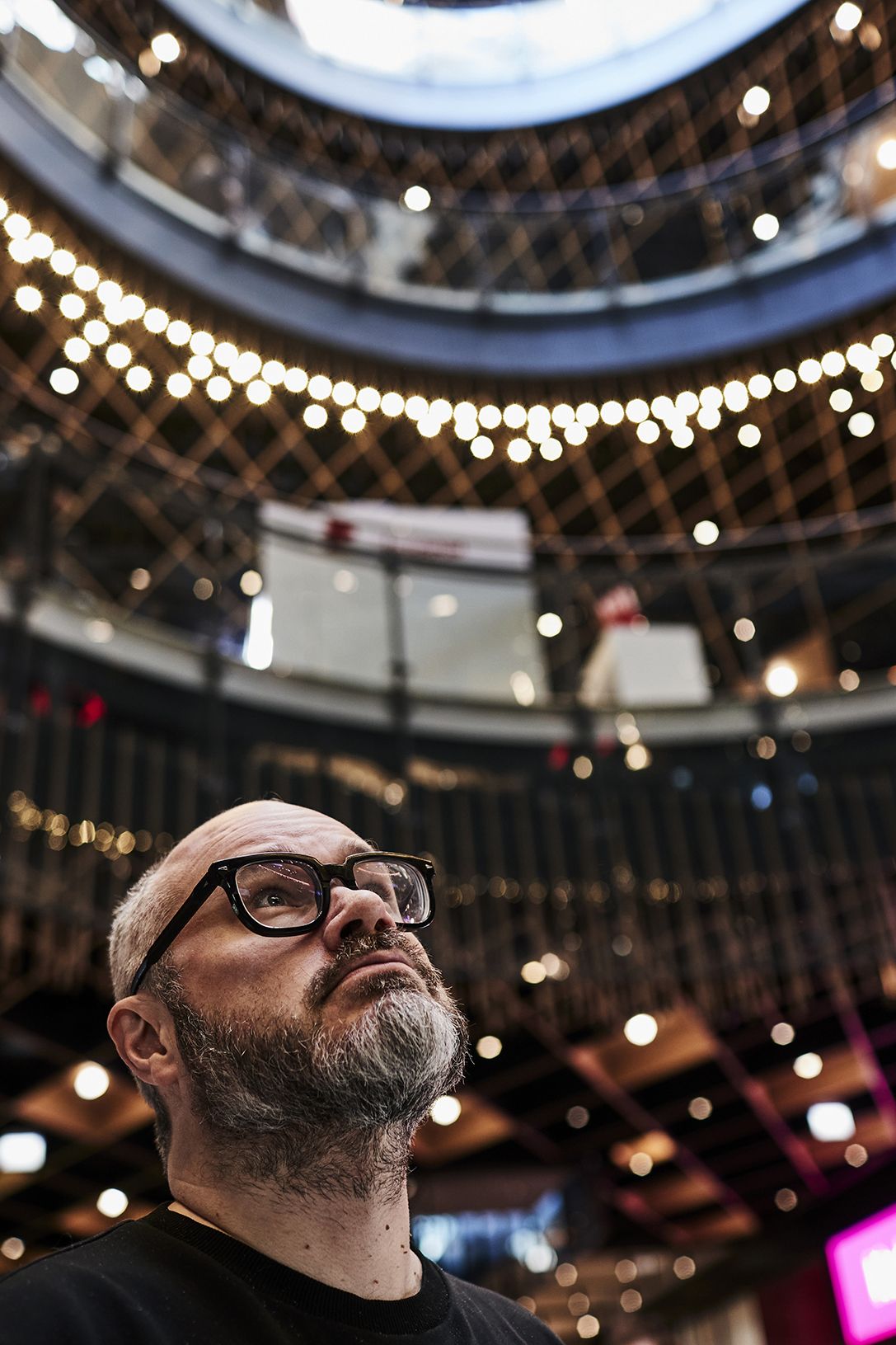 ”Jo lapsena tuntui hassulta, kun äiti kysyi, olenko saanut aikani kulumaan, olenko ollut yksinäinen. Miksi en saisi aikaa kulumaan, ainahan voin ajatella”, Tuomas Enbuske sanoo.