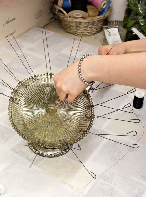 Koukut kiinnitetään vadin reunoille.