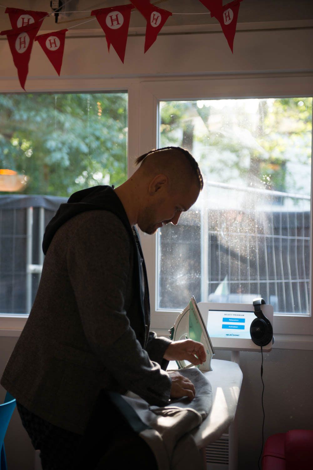 Esiintymisvaatteiden silitys, Hannun rauhallinen hetki juuri ennen keikkaa.