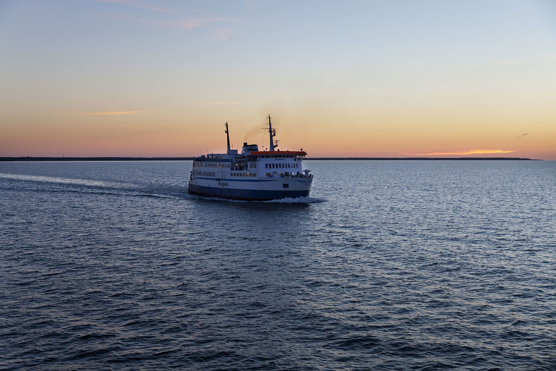 Matka mantereelta Muhulle taittuu noin puolessa tunnissa.