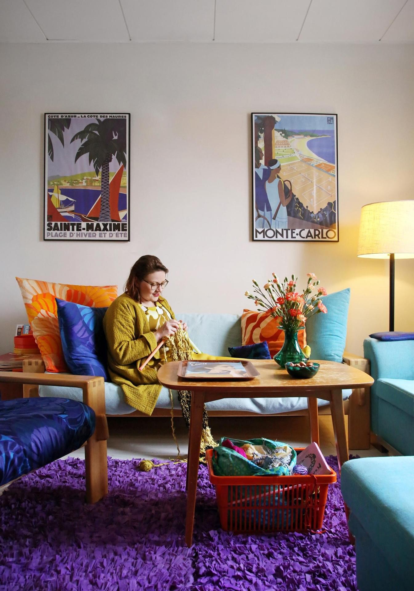  Nojatuolia suojaa Metsovaaran Perhonen-kangas. Tyynyt Hanna on ommellut Inkka- ja Amanda-kankaista. 