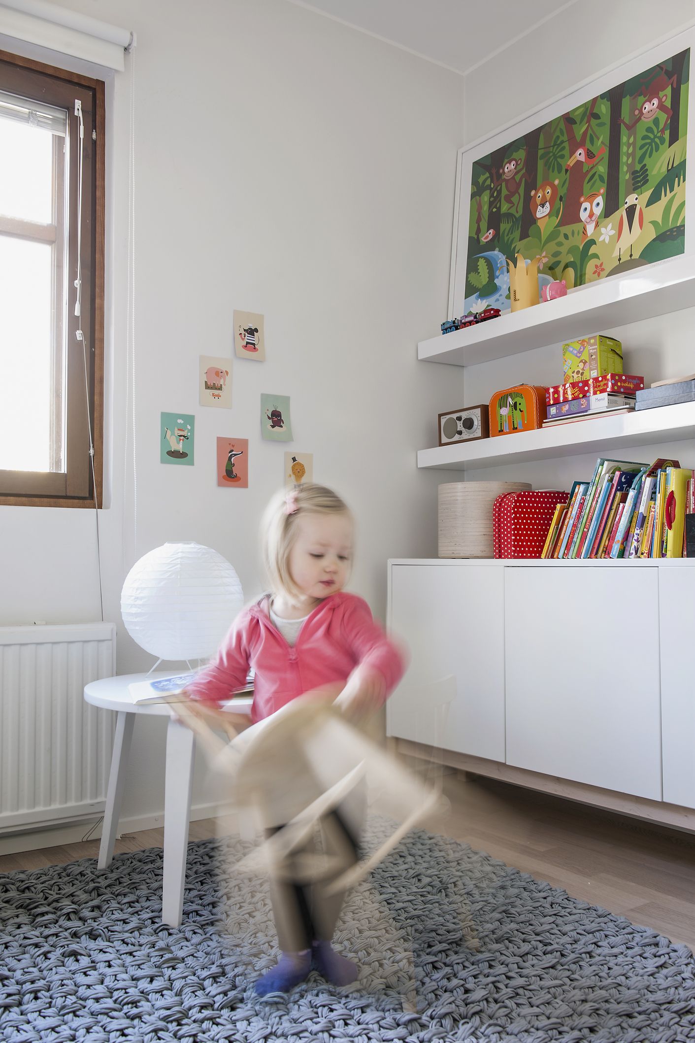 Iso Askon kirjahylly on aikoinaan palvellut eteiskaappina. Nyt se täyttyy Liljan värikkäistä aarteista.