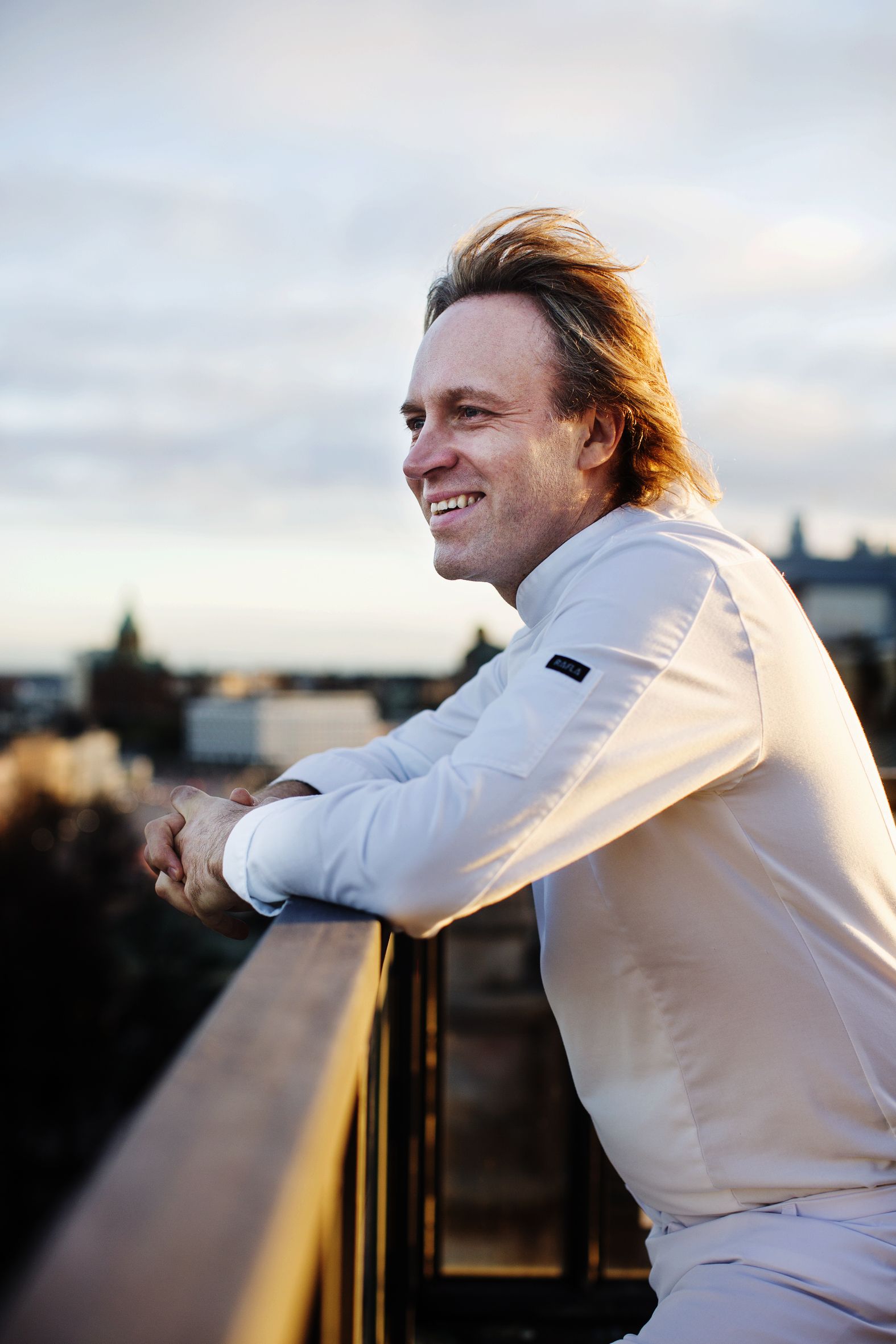 Suomi on pieni maa. Eivät nämä asiat loputtomiin kestä. Nautitaan nyt, kun menestystä tulee.