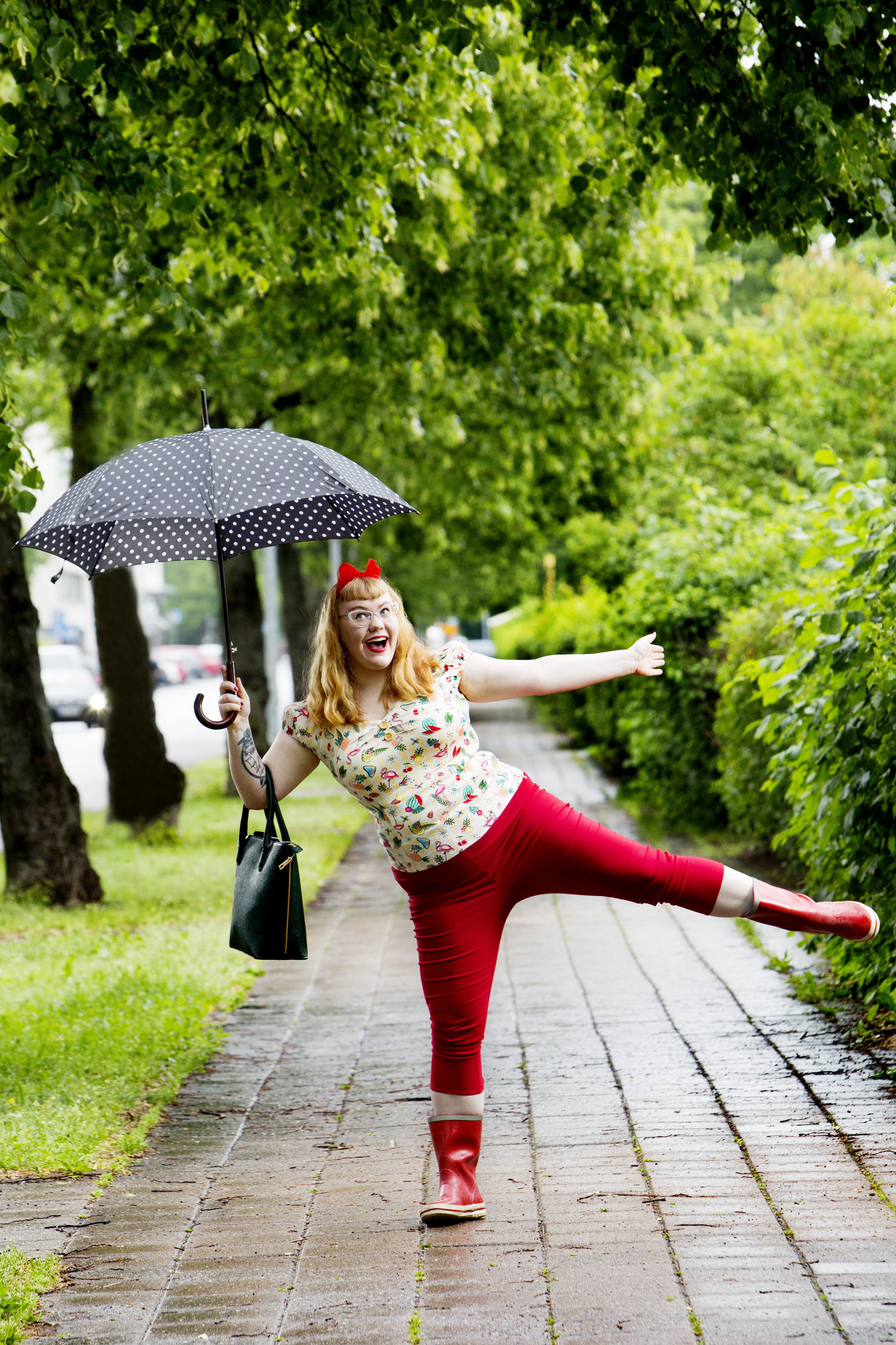 En käytä housuja muualla kuin töissä. Mekossa tunnen itseni vapaammaksi. Housut puristavat aina jostain, ja makkarat on vaikeampi piilottaa.