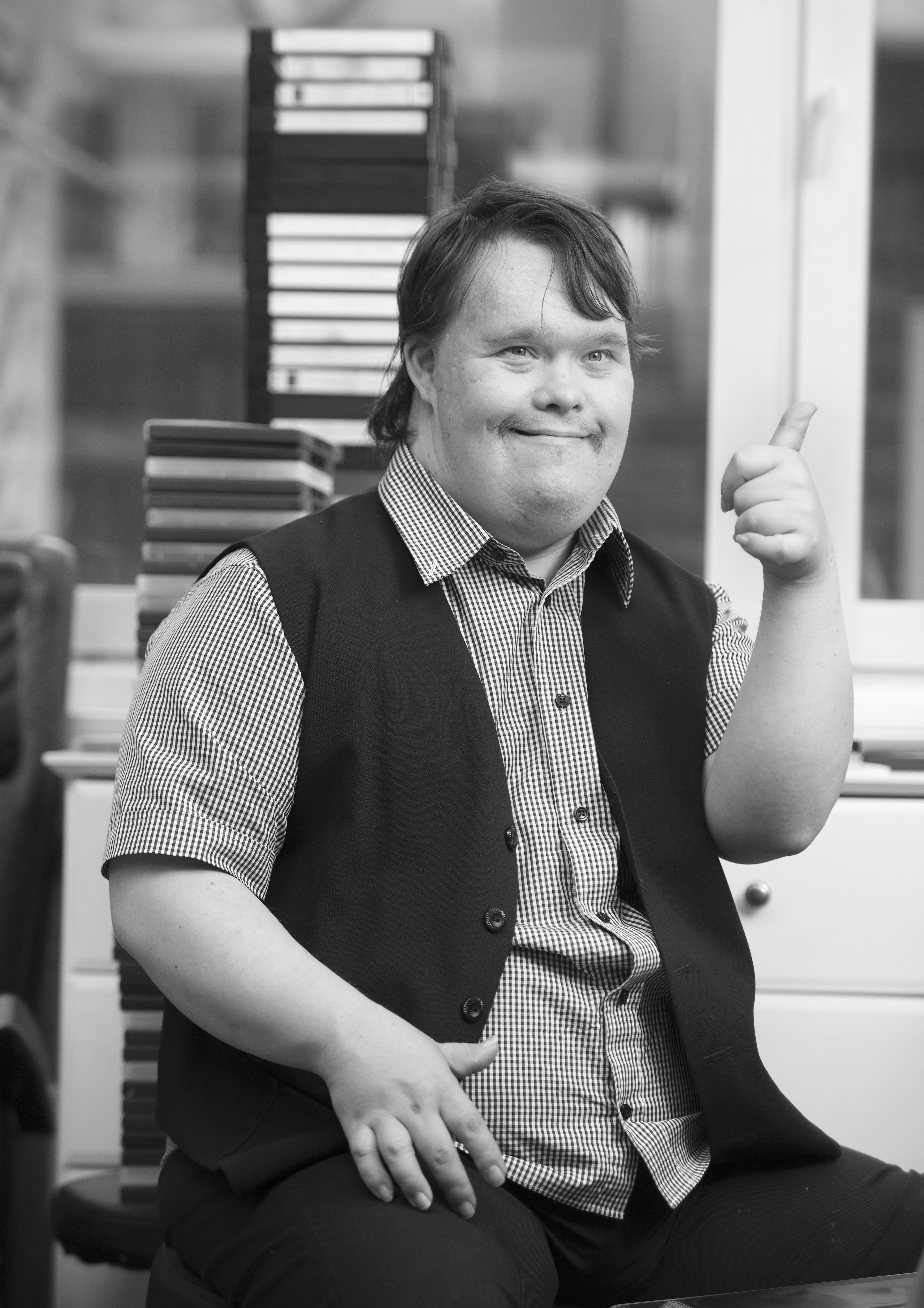 Toni Välitalo, 35, tunnetaan Pertti Kurikan Nimipäivät -yhteen rumpalina.