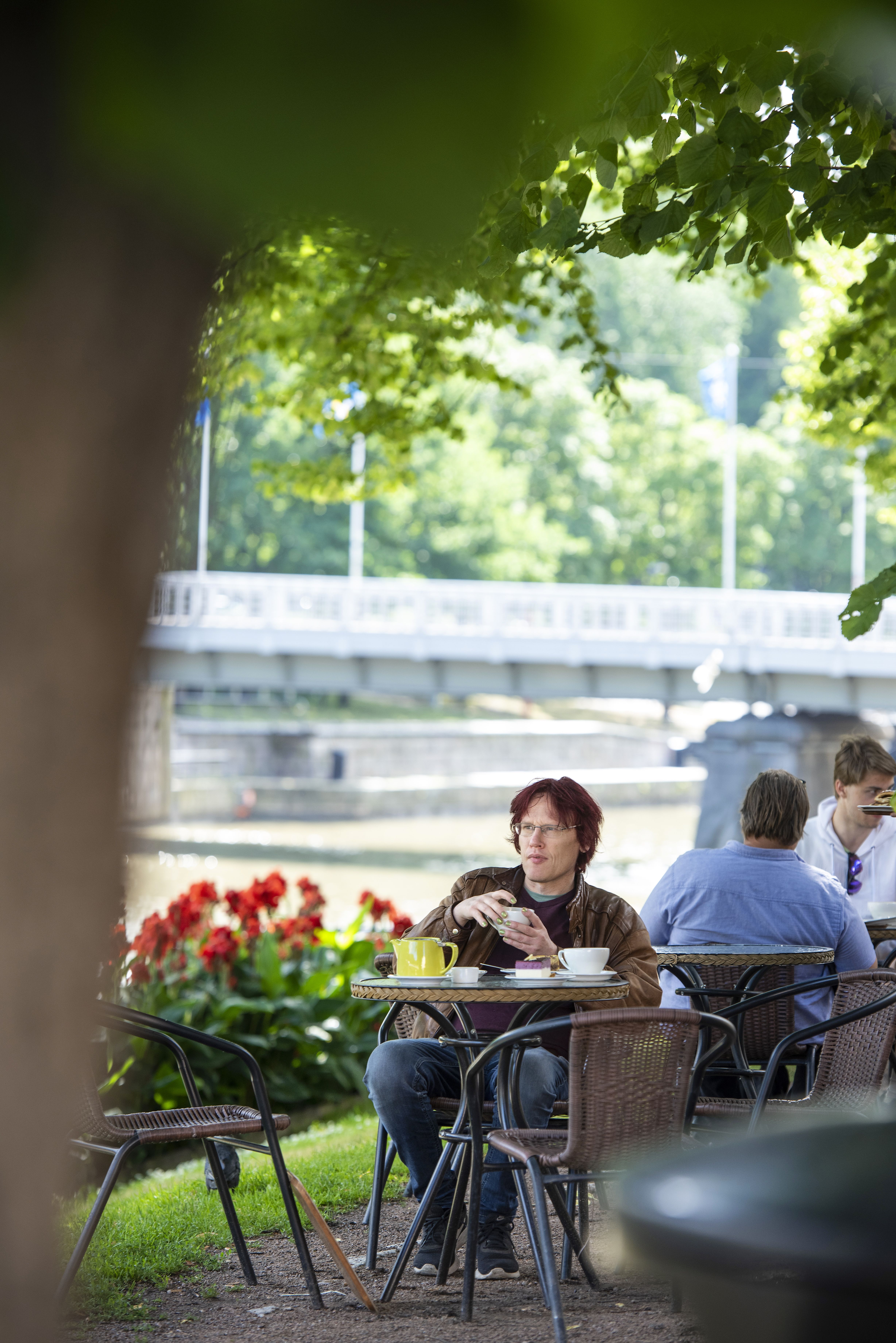 ”Minulle kaikki paikat ovat yhtä tärkeitä kuin koti. Omaisuuden voi menettää, mutta tärkein jää, jos on elossa. Aurajoen rannalla voi istahtaa muiden ihmisten sekaan sille puolelle, missä aurinko lämmittää.”
