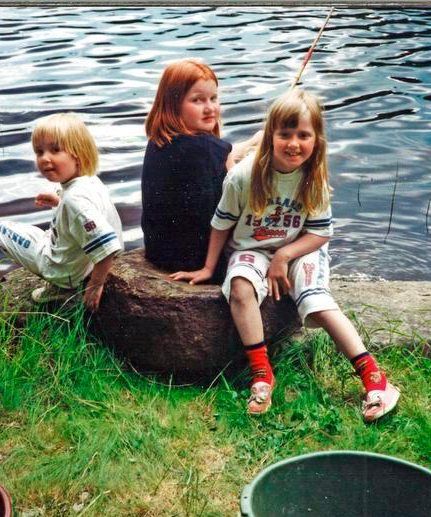 ”Mökillä Kuorevedellä viisivuotiaana. Olen kuvassa oikealla, ongin onnenkivellä pikkusiskoni ja serkkuni kanssa.”