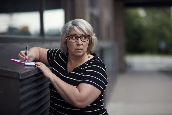 <macro_up>Heli on huomannut, että rikosten uhrien ja todistajien muistikuvat tapahtumista ovat harvoin täydelliset. Syynä voi olla esimerkiksi järkytys, päihtymys tai mieleen syöpynyt väärä mielikuva.