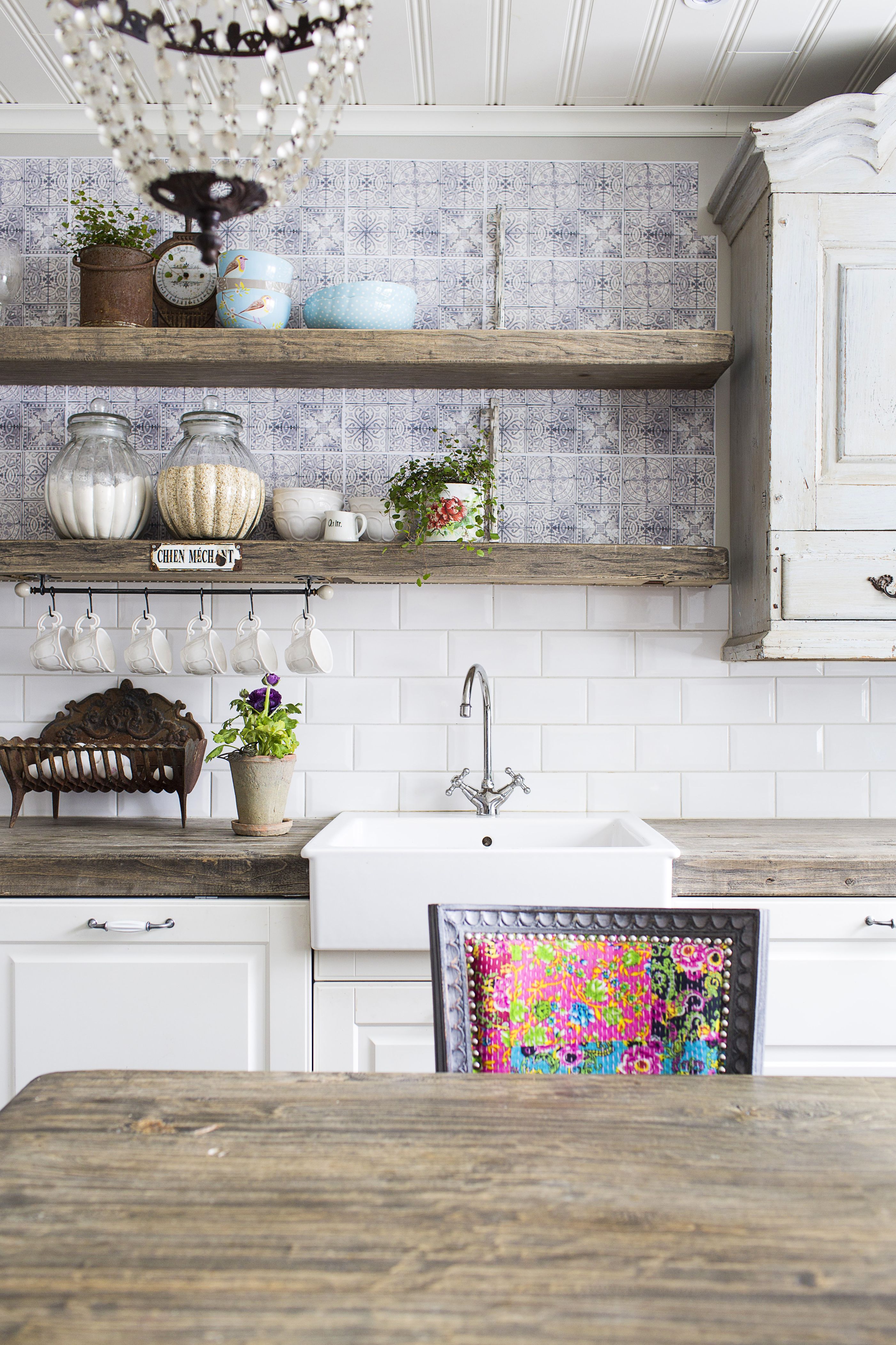 Keittiön kekseliäs tapetti syntyi itse tulostetuista A4-papereista. Marokkolaiskuviot löytyivät Google-haulla, ja paperit kiinnitettiin tapetti­liisterillä kieli keskellä suuta.