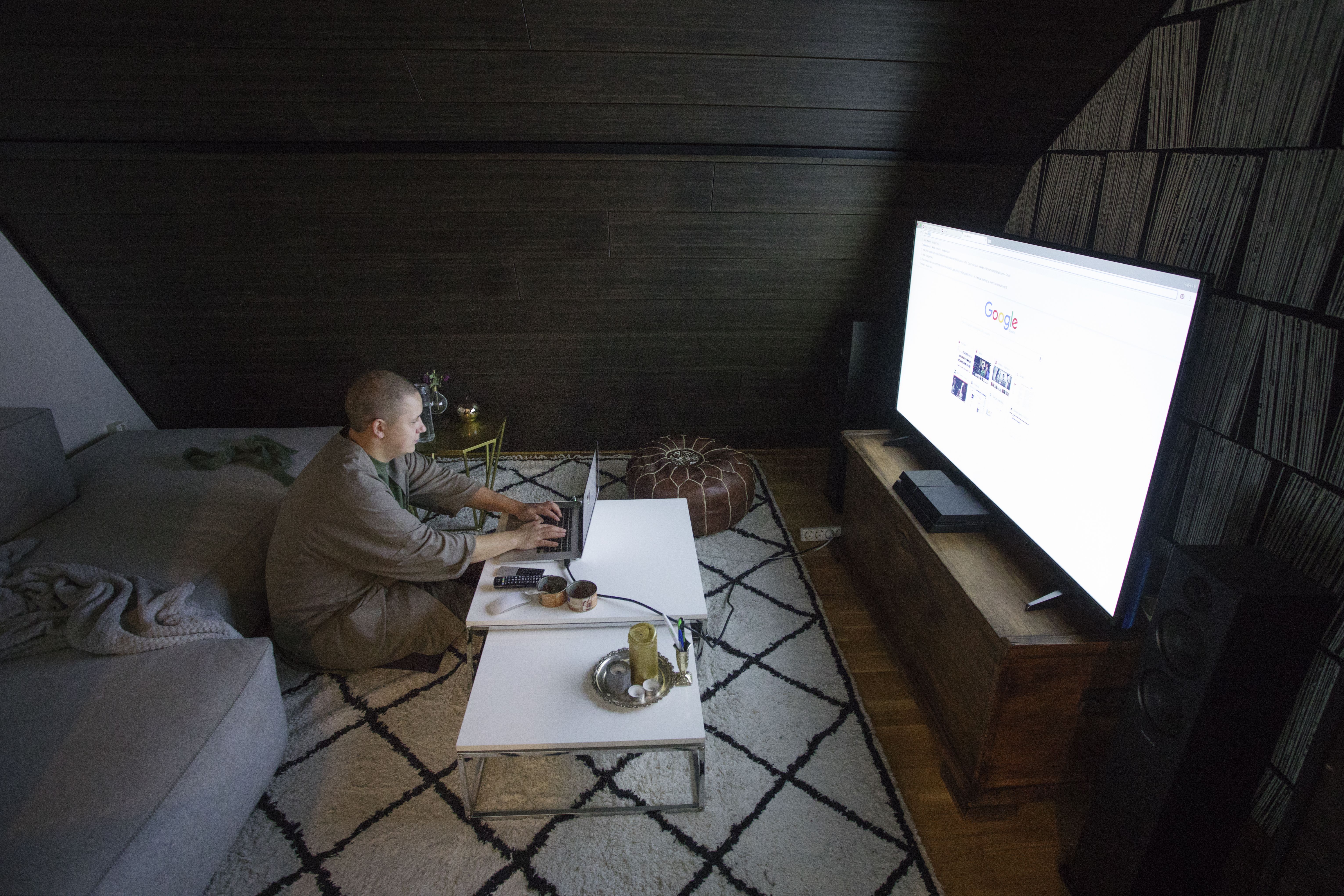 Arkiaamu omassa kodissa on hidas. "Lapsena en osannut näyttää pahaa oloa, enkä ehkä osaa vieläkään. Puran sen biiseihin."