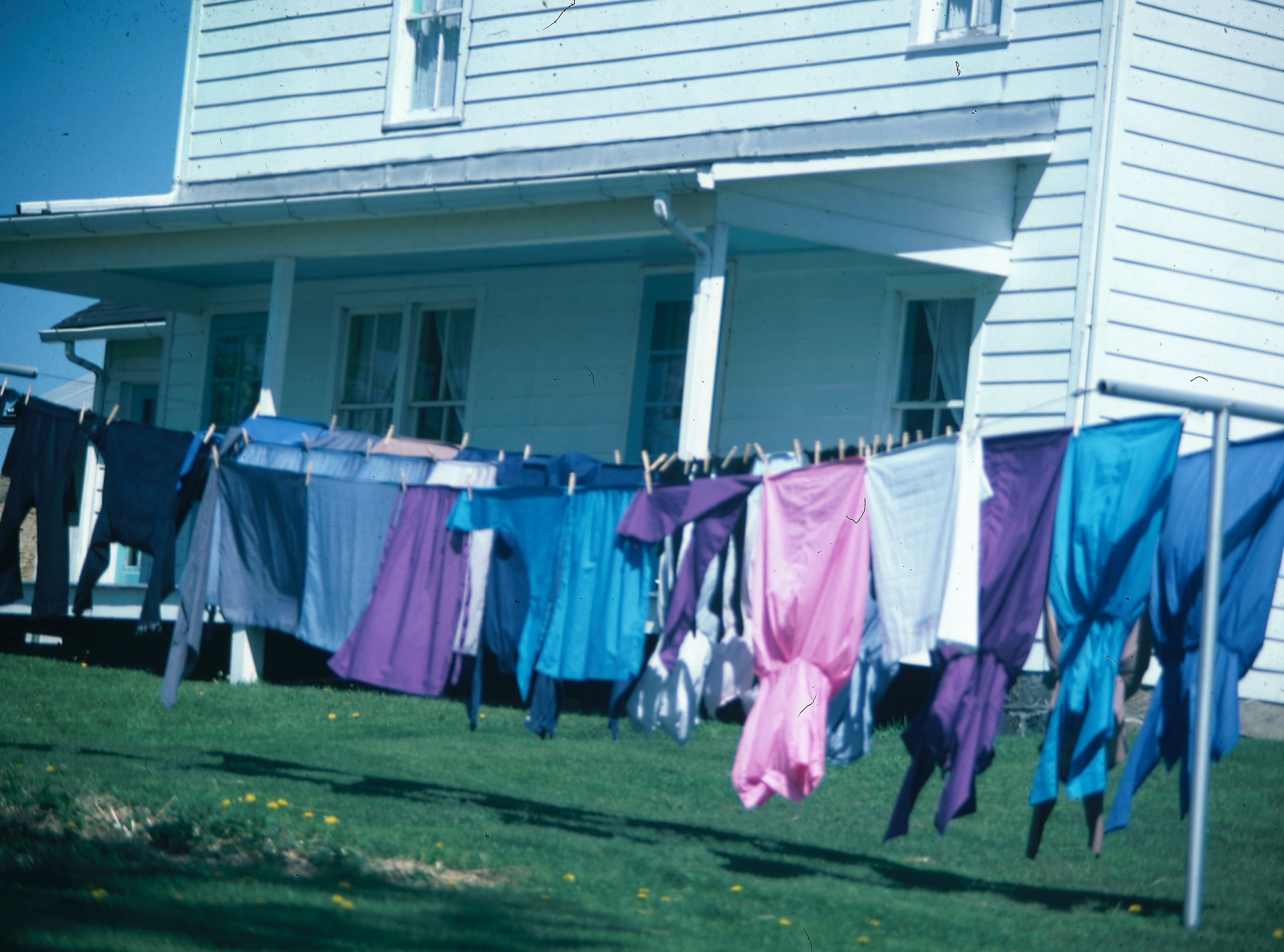 Maanantai on pyykkipäivä. Vaatteet ovat yksivärisiä ja itse tehtyjä. Pyykkäysurakka kestää helposti tunteja, kun juoksevaa vettä ja sähköä ei ole.