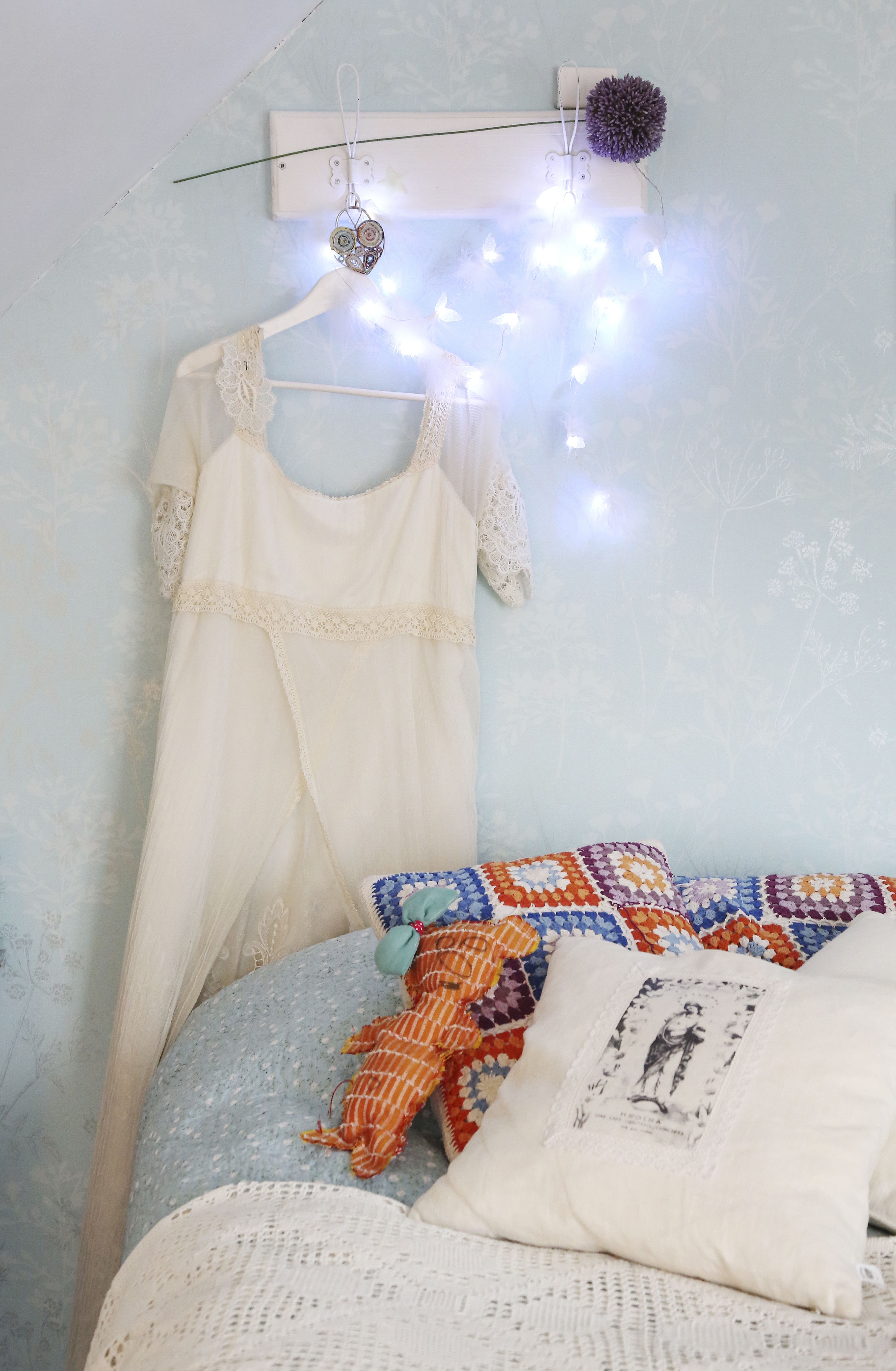 ”Vanhat pitsit ovat lempilöytöjäni kirpputoreilta. Käytän niitä paljon sohvien ja sänkyjen päällä. Boutique Minne toteutti hääpukunikin keräämistäni pitseistä. Ne hulmusivat kauniisti kävellessäni.”