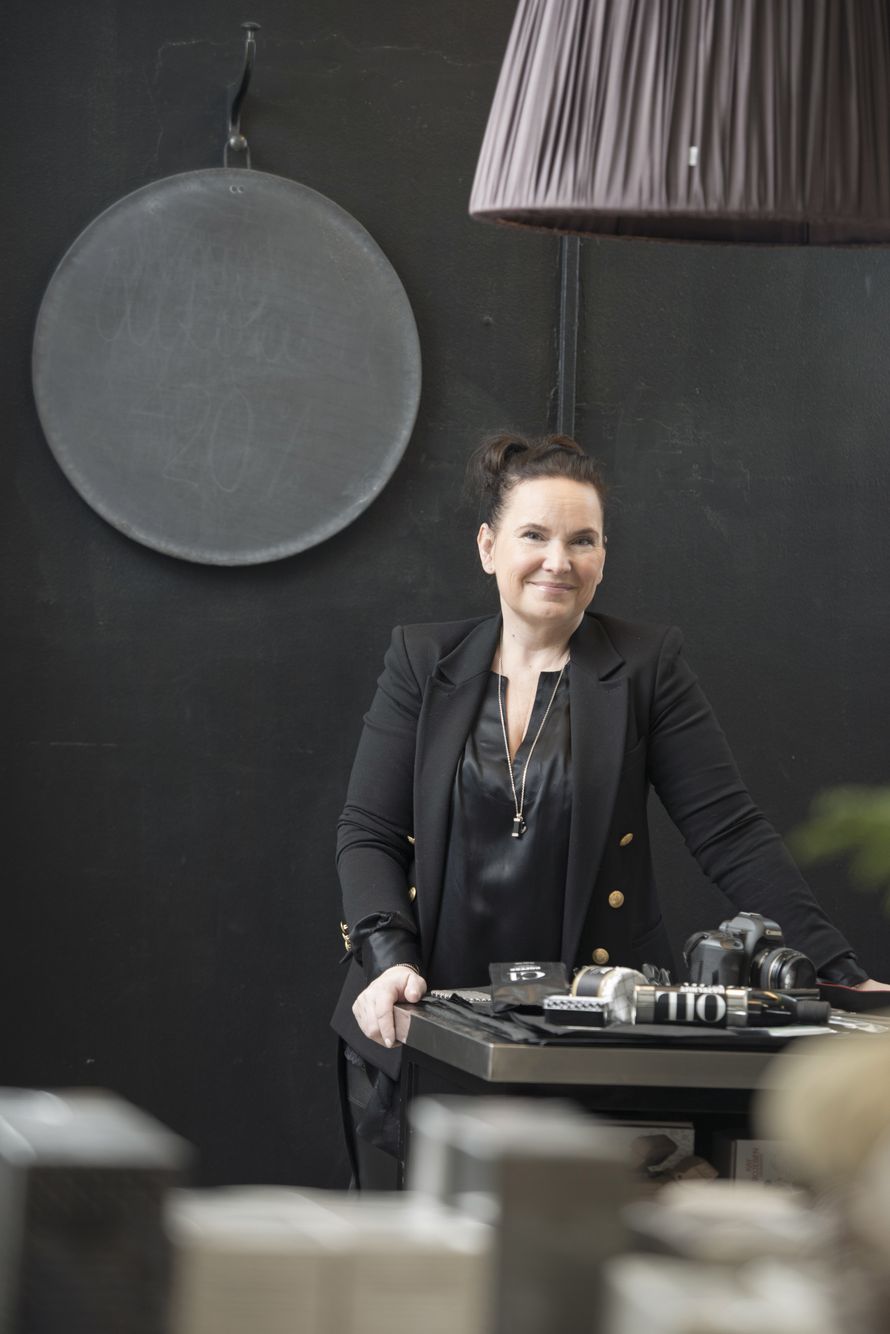 Mrs Jones -blogin Jonna Kivilahti kuvaa arjen kauneutta ja rakastaa mustaa väriä.