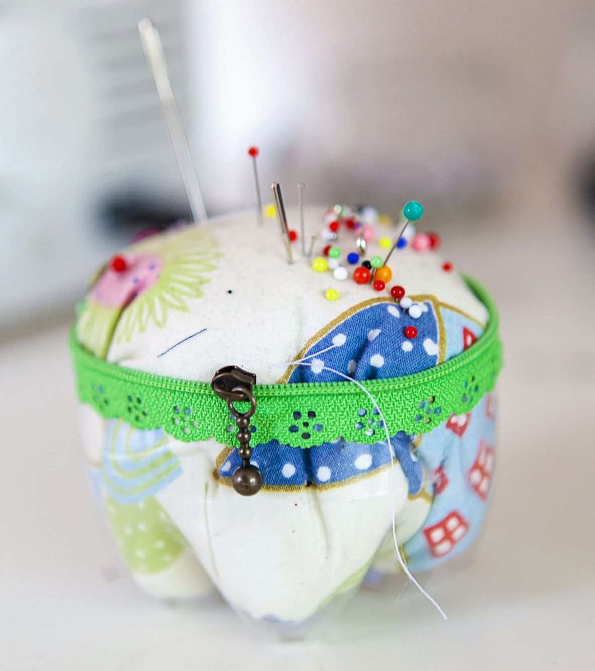 Neulatyynyn Emmi teki limsapullon pohjasta. Täytteenä on Emmin rastoja.