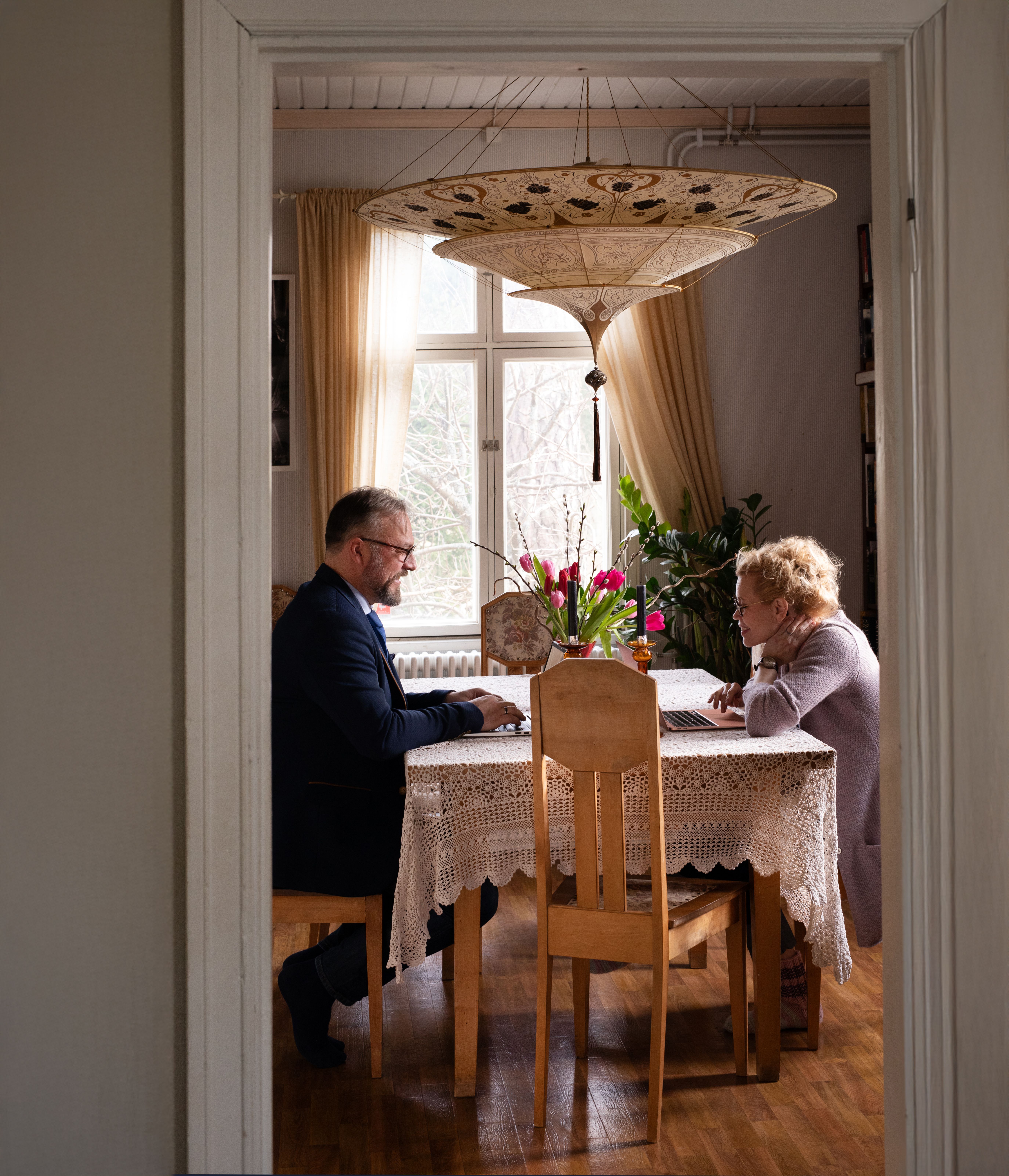Vähän ennen oopperan tai konsertin alkua Helena soittaa aina kotiin. Muista, että olet maailman paras, puoliso Kim sanoo hänelle joka kerta.