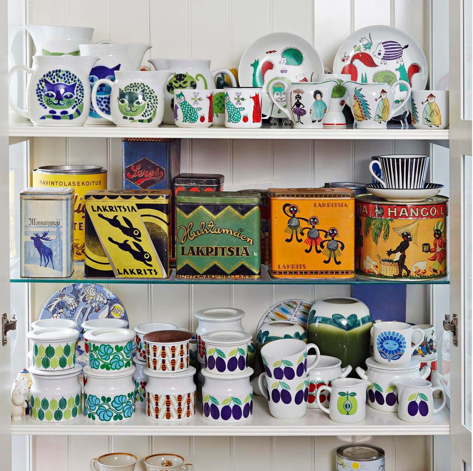 Hyllyt notkuvat 1920-luvun peltipurkkeja ja Arabian koristeltuja astioita 1950-70-luvuilta.