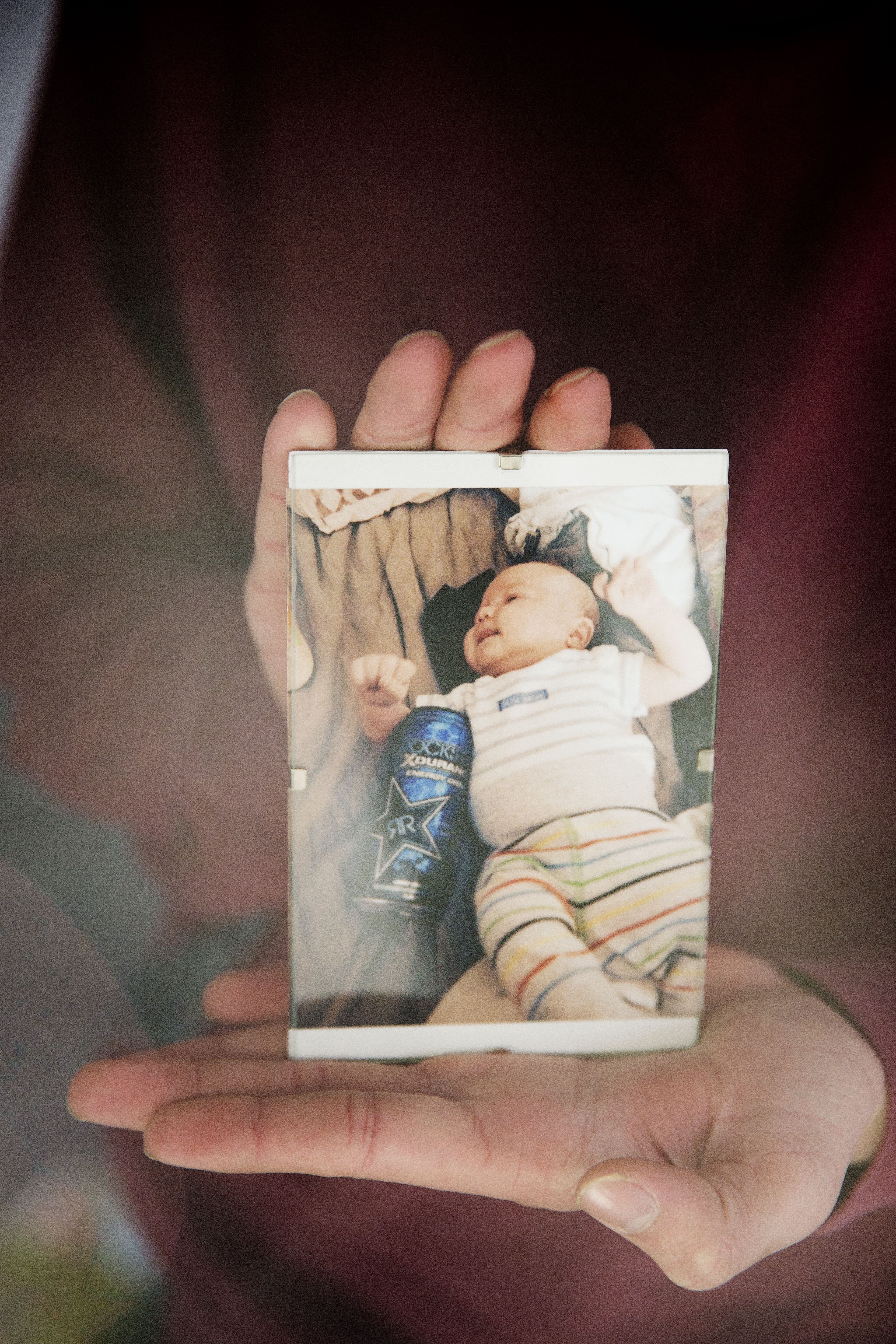 Santeri kehysti valokuvan Vanessasta ja energiajuomatölkistä.