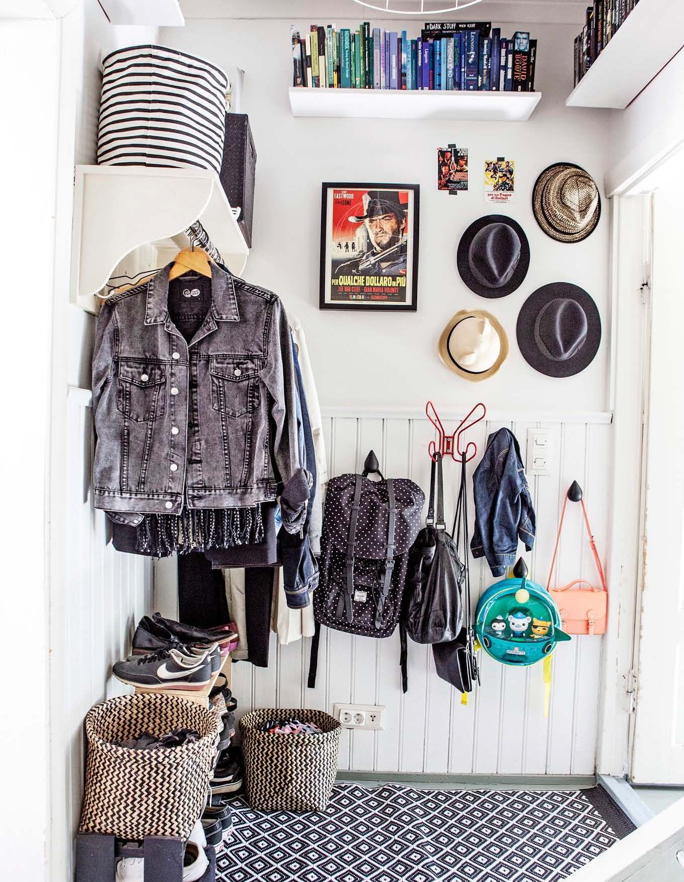 Pienessä eteisessä jokainen neliö on hyödynnetty. Avonaulakko vie vähiten tilaa ja saa huoneen näyttämään mahdollisimman avaralta. Koreissa ovat huivit sekä hanskat, ja hatuille on naulat seinällä. 