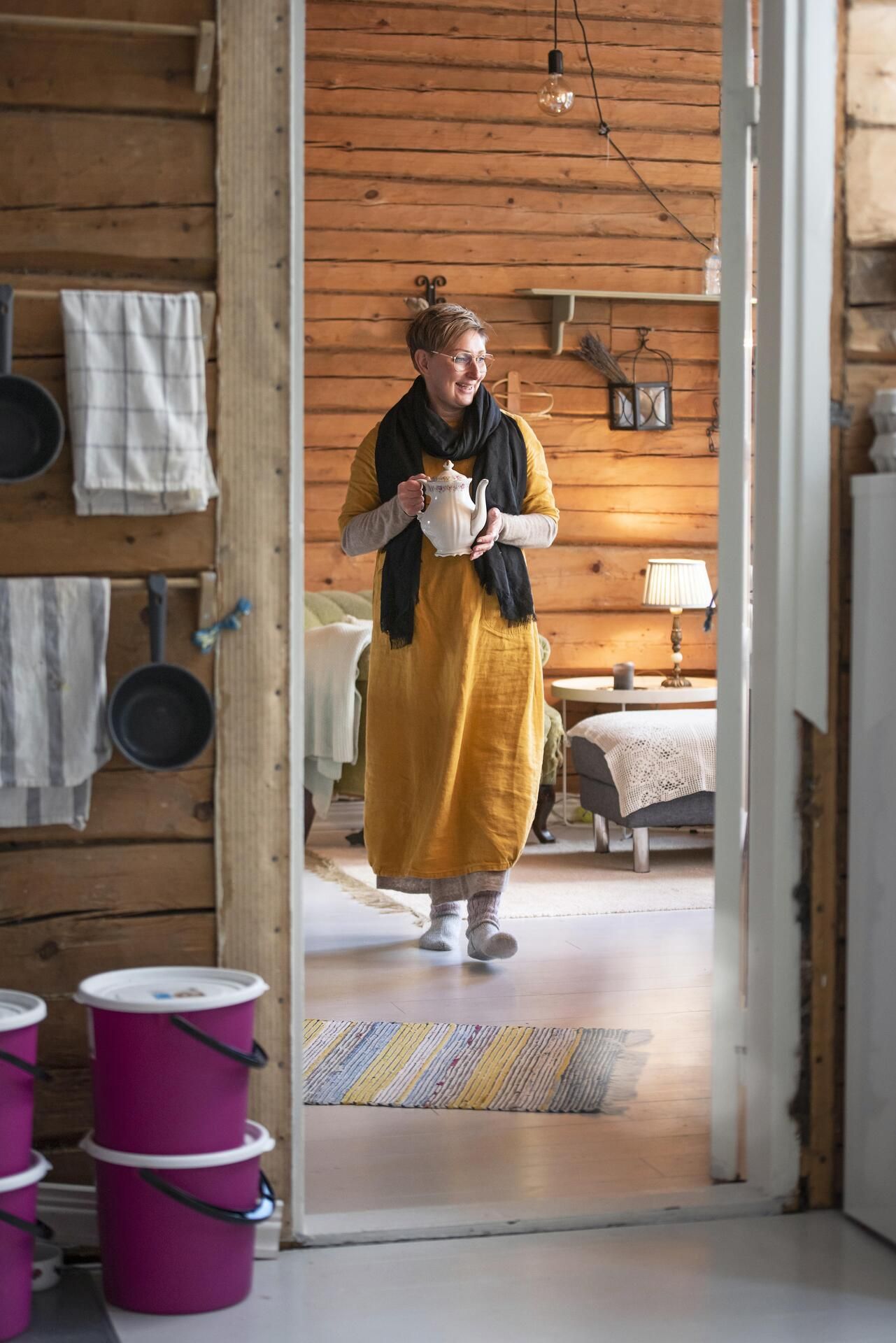 Kansakouluun kannetaan vesi kaivosta. Talveksi Marjut ja hänen miehensä muuttavat pienempään kaupunkiasuntooon.