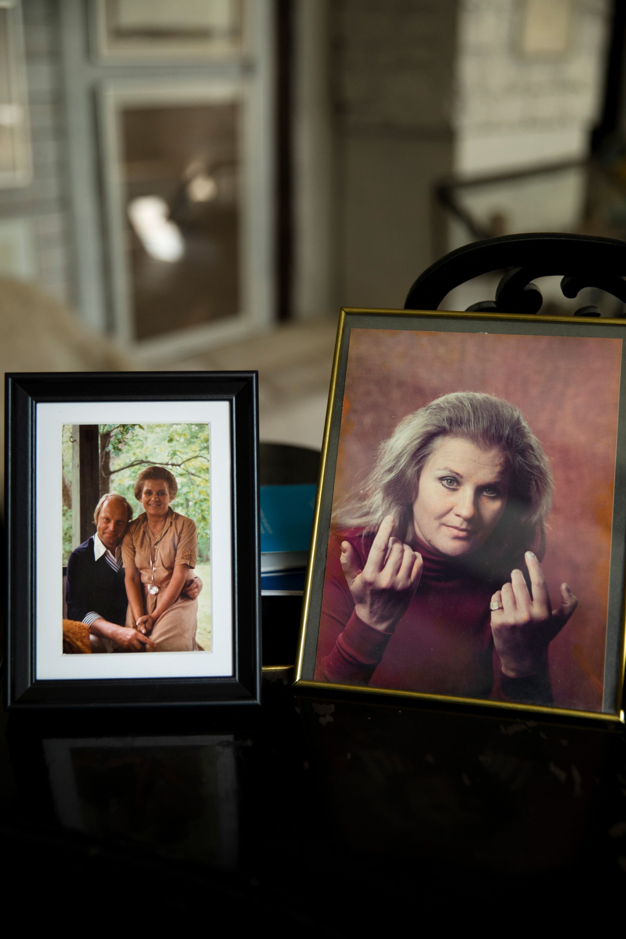 Kuva äidistä ja isästä ennen Magnuksen sairastumista on Jeanin suosikki, koska vanhemmat näyttävät siinä niin onnellisilta. Lailan kuva on 1970-luvulta. 