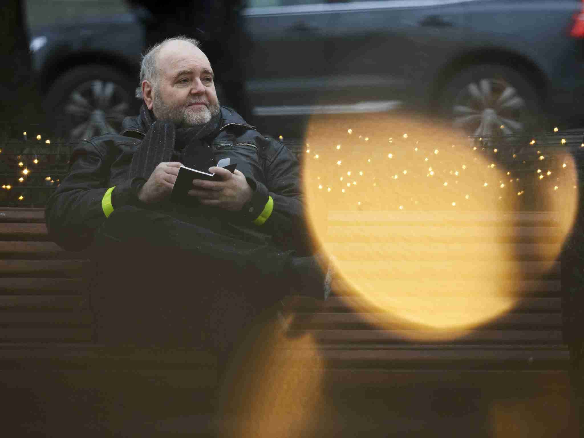 Markus Kajo asuu Joensuun kupeessa lähellä aikuista poikaansa. Eläkkeelläkin Markus jatkaa monenlaisia töitä, kuten kirjoittamista, stand upia, äänikirjojensa lukemista ja puoli-ikuista romaanin koostamista päässään.