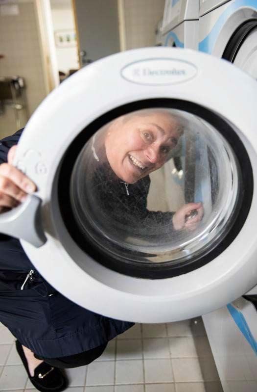  Kodissa ei ole pyykkikoneliitäntöjä. "Vähintään kerran viikossa vietän laatuaikaa pyykkituvassa."